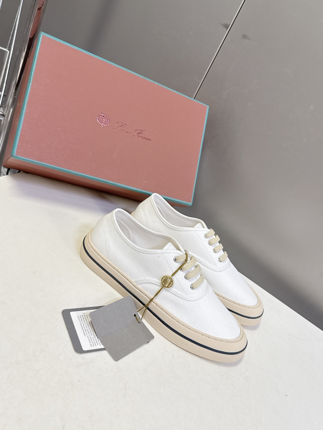 Loro Piana诺悠翩雅春夏最新情侣款帆布鞋超多明星网红种草 意大利顶级奢侈品牌LP。 以顶级羊绒 