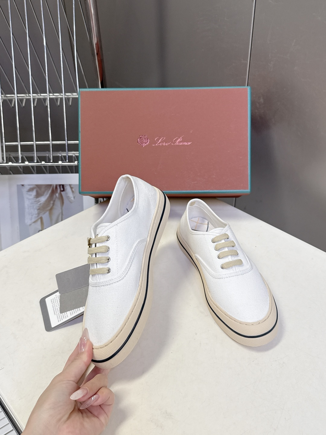 Loro Piana诺悠翩雅春夏最新情侣款帆布鞋超多明星网红种草 意大利顶级奢侈品牌LP。 以顶级羊绒 