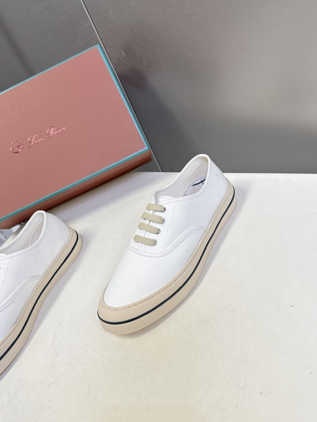 Loro Piana诺悠翩雅春夏最新情侣款帆布鞋超多明星网红种草 意大利顶级奢侈品牌LP。 以顶级羊绒 