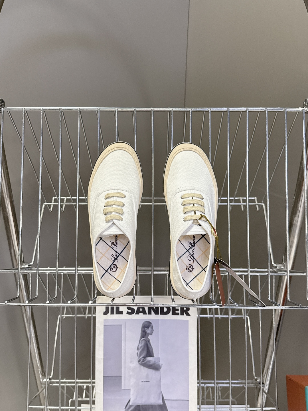 Loro Piana诺悠翩雅春夏最新情侣款帆布鞋超多明星网红种草 意大利顶级奢侈品牌LP。 以顶级羊绒 