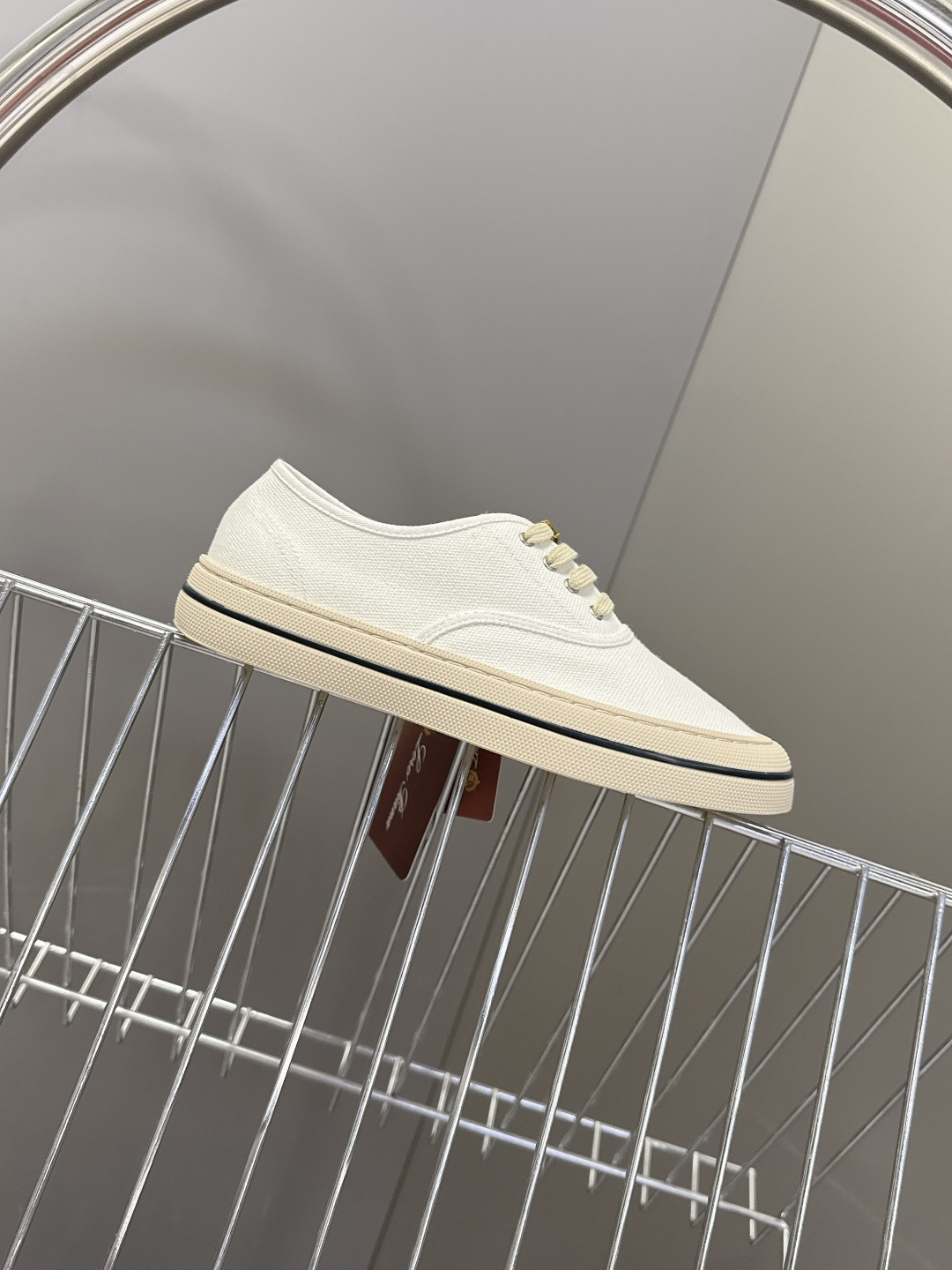 Loro Piana诺悠翩雅春夏最新情侣款帆布鞋超多明星网红种草 意大利顶级奢侈品牌LP。 以顶级羊绒 