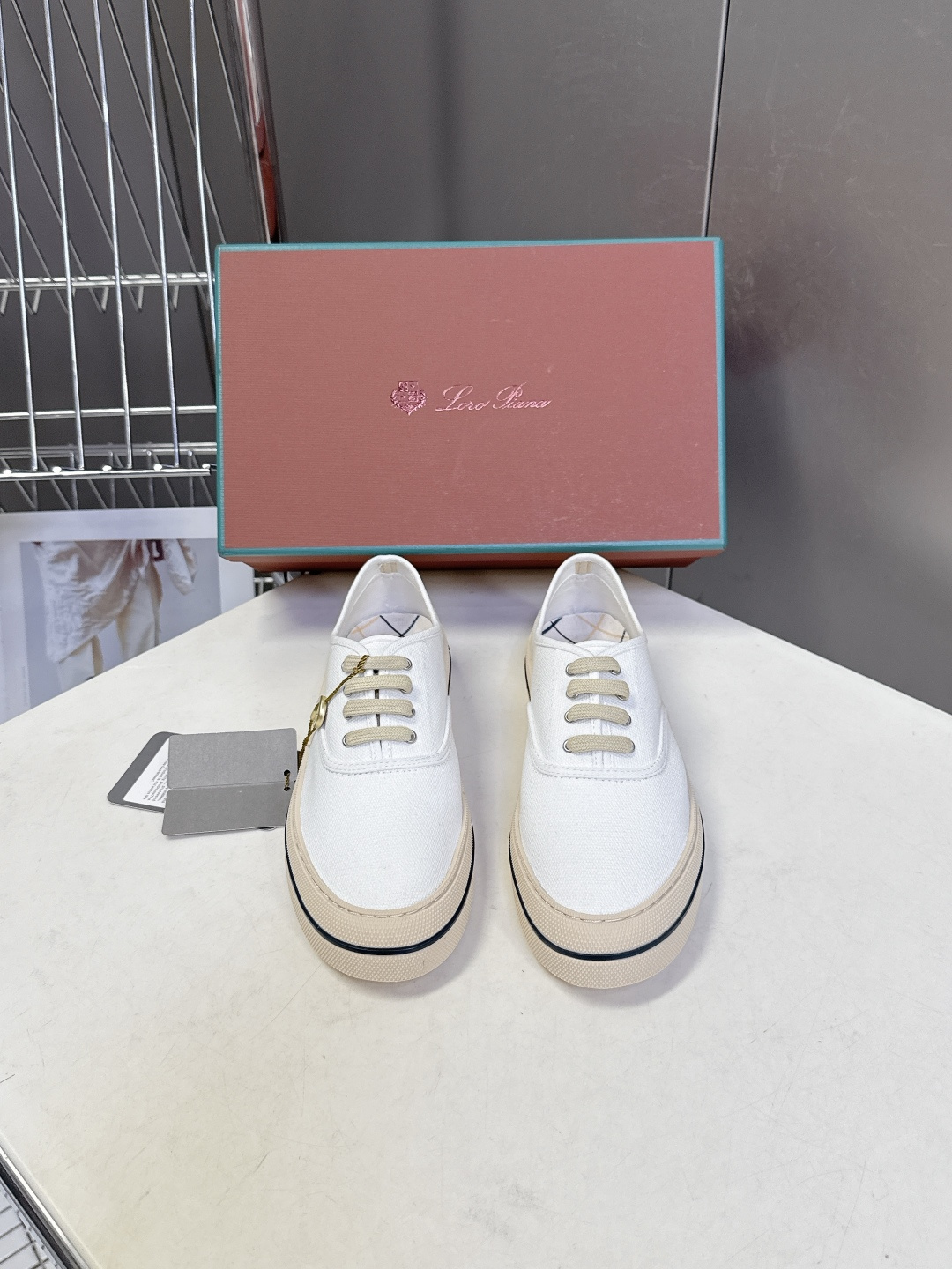 Loro Piana诺悠翩雅春夏最新情侣款帆布鞋超多明星网红种草 意大利顶级奢侈品牌LP。 以顶级羊绒 