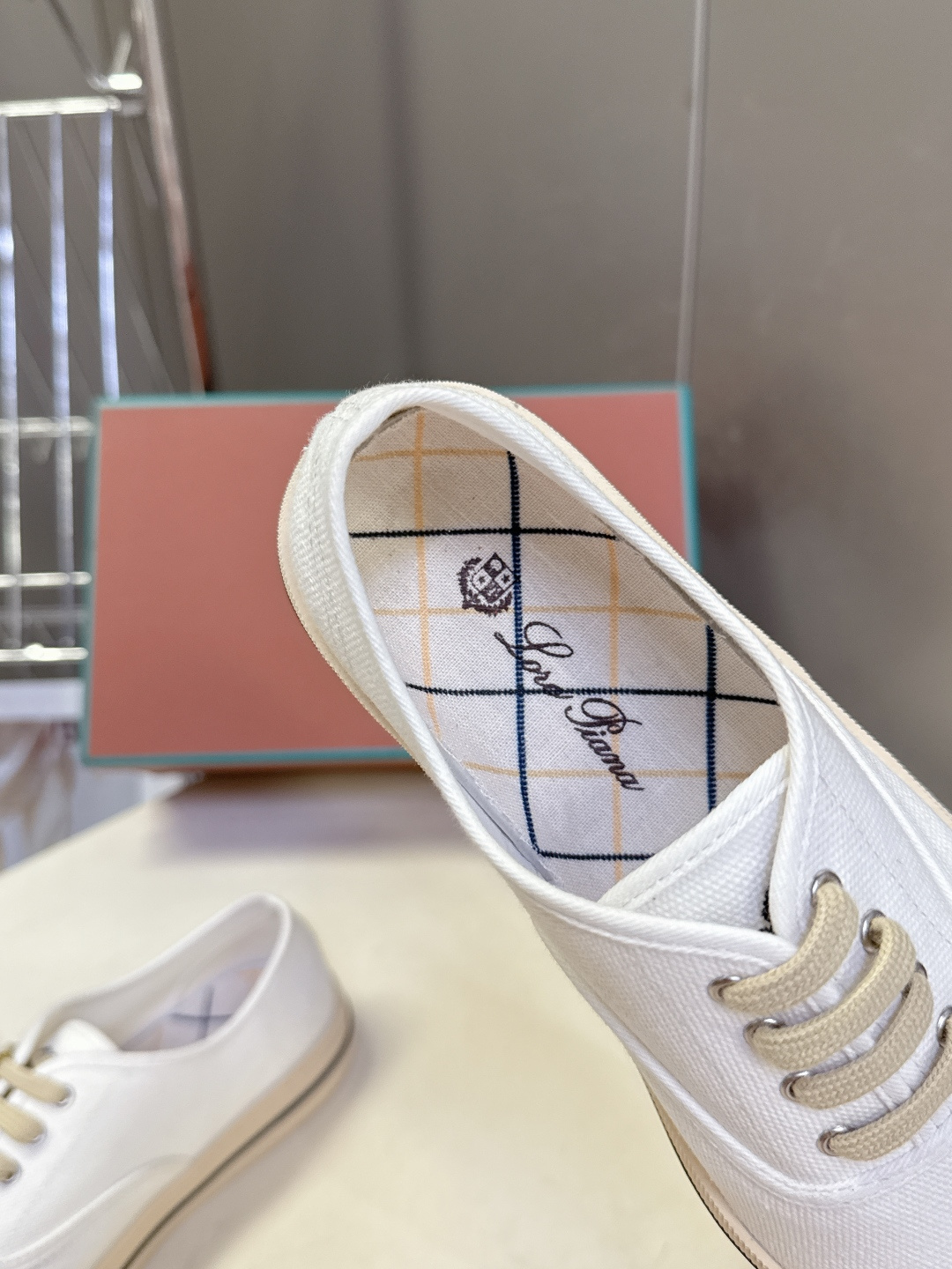 Loro Piana诺悠翩雅春夏最新情侣款帆布鞋超多明星网红种草 意大利顶级奢侈品牌LP。 以顶级羊绒 