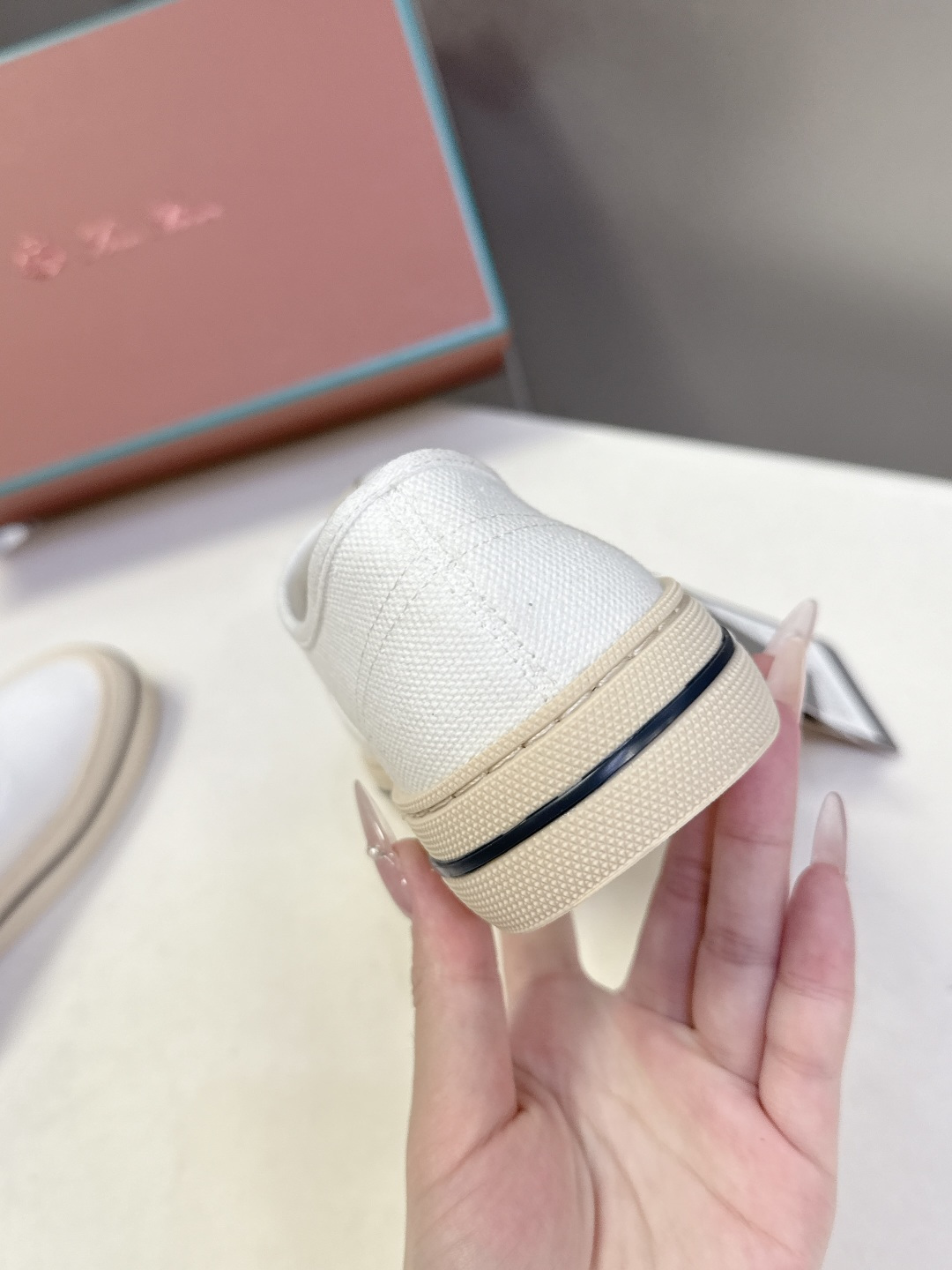 Loro Piana诺悠翩雅春夏最新情侣款帆布鞋超多明星网红种草 意大利顶级奢侈品牌LP。 以顶级羊绒 