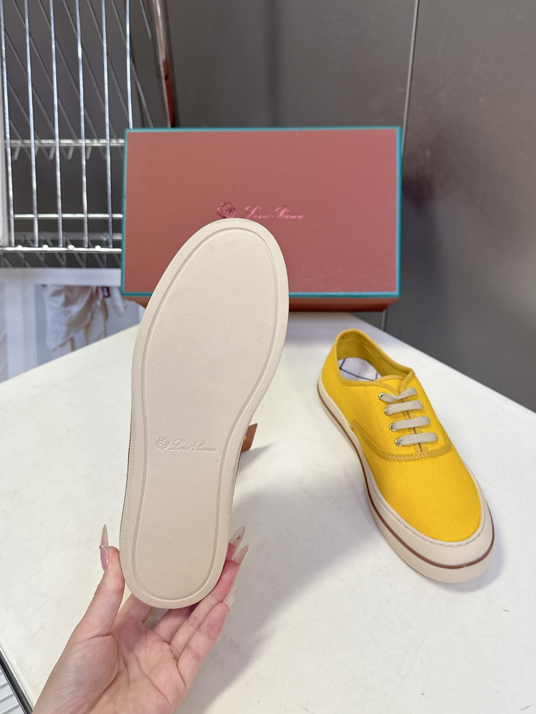 Loro Piana诺悠翩雅春夏最新情侣款帆布鞋超多明星网红种草 意大利顶级奢侈品牌LP。 以顶级羊绒 