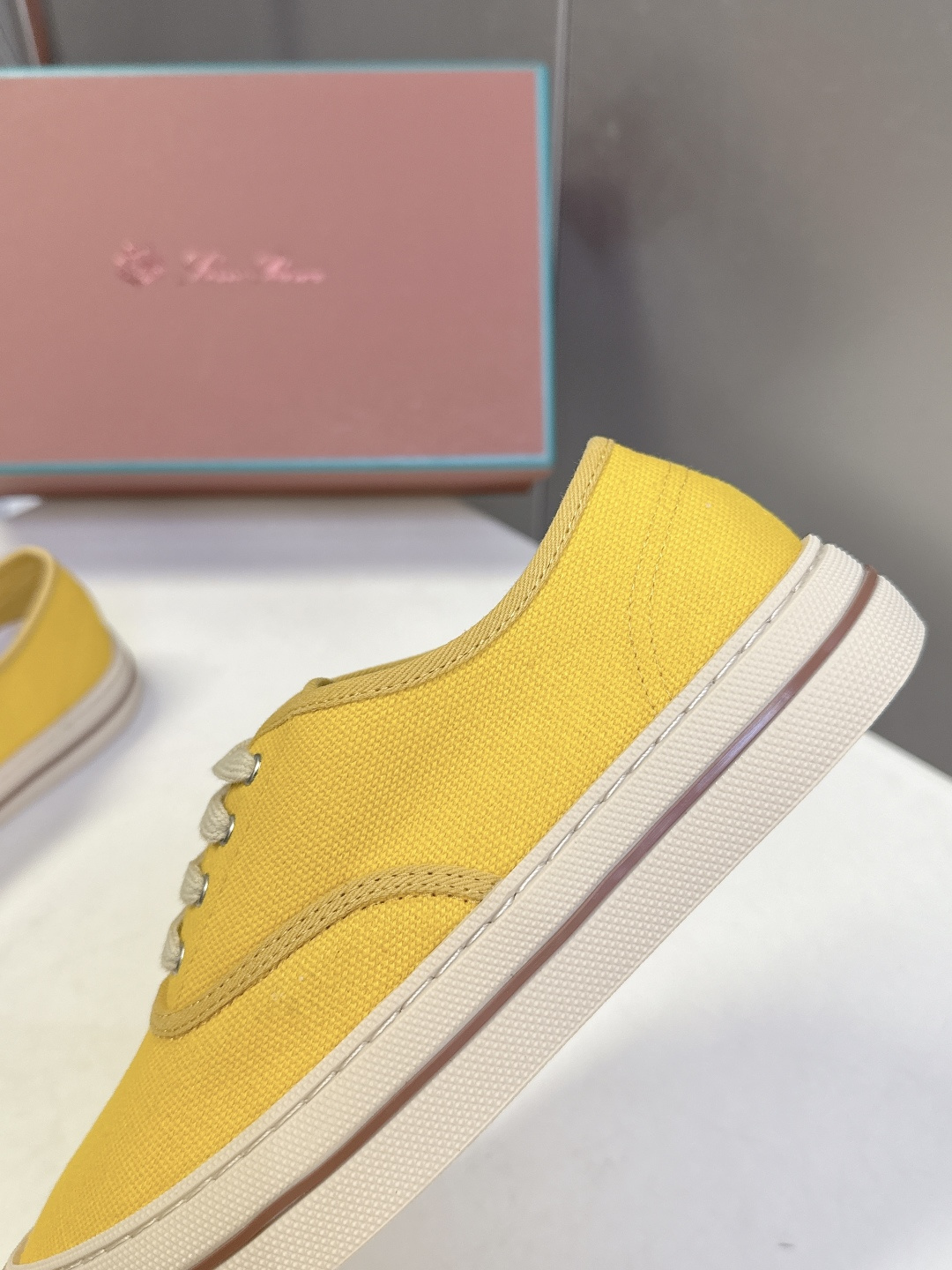 Loro Piana诺悠翩雅春夏最新情侣款帆布鞋超多明星网红种草 意大利顶级奢侈品牌LP。 以顶级羊绒 