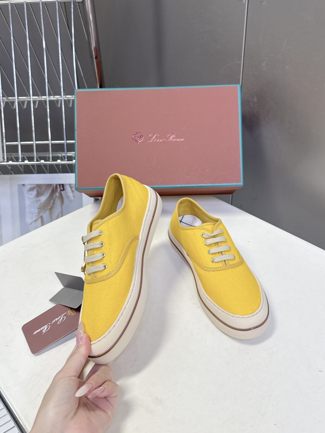Loro Piana诺悠翩雅春夏最新情侣款帆布鞋超多明星网红种草 意大利顶级奢侈品牌LP。 以顶级羊绒 