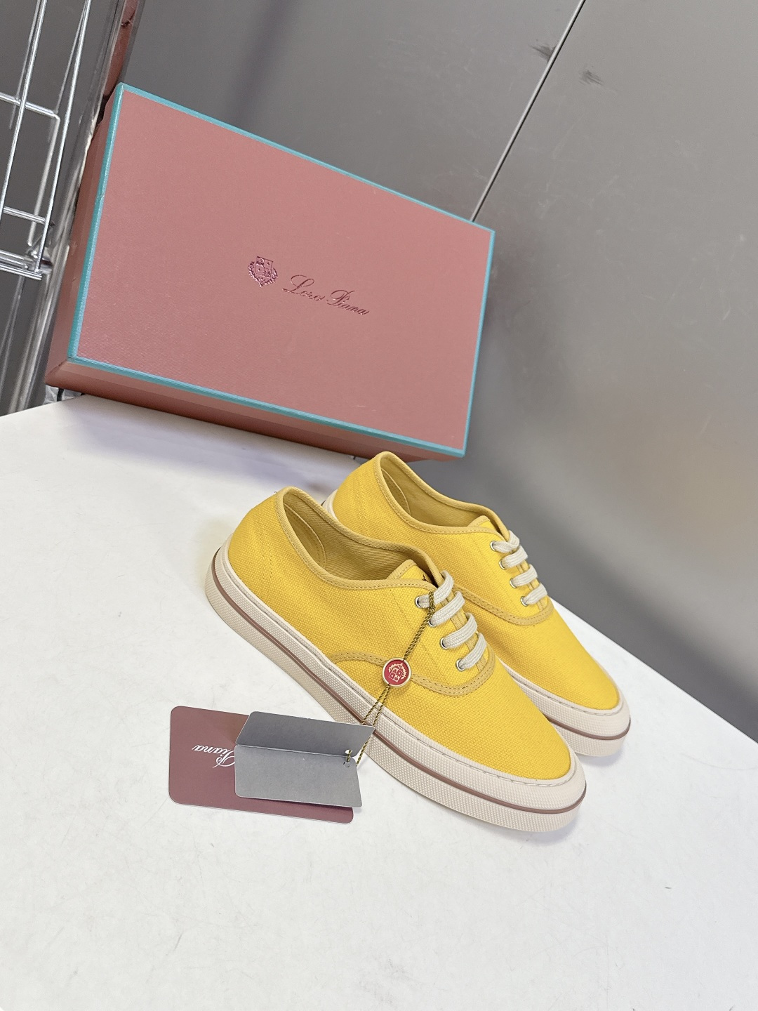 Loro Piana诺悠翩雅春夏最新情侣款帆布鞋超多明星网红种草 意大利顶级奢侈品牌LP。 以顶级羊绒 