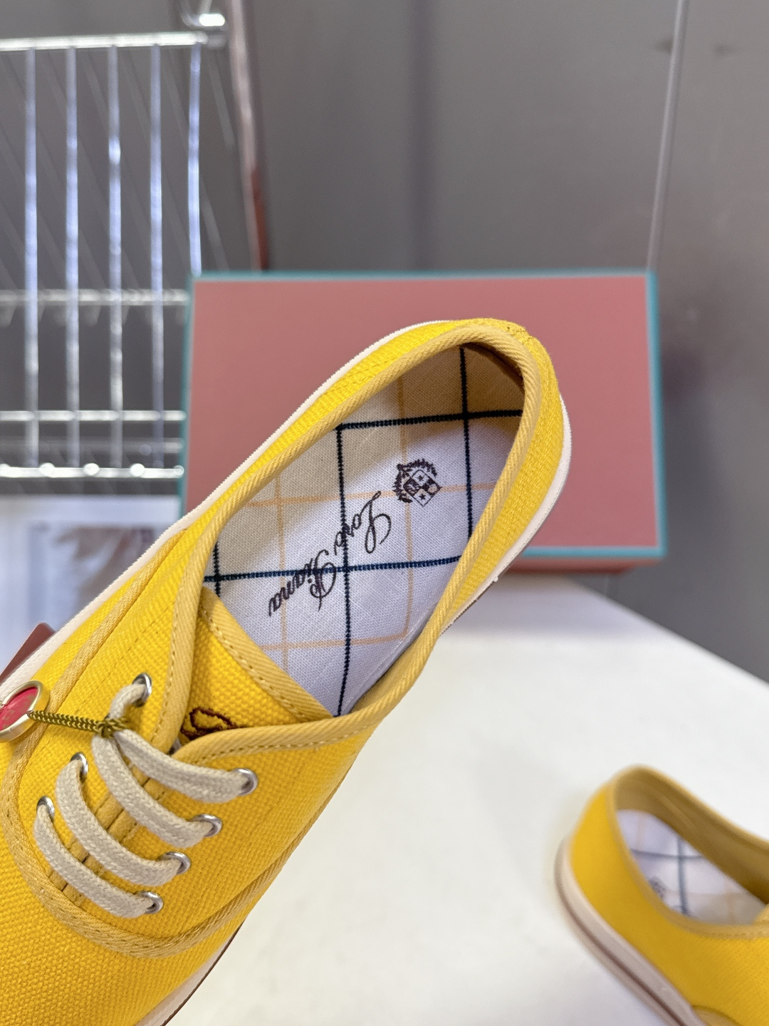 Loro Piana诺悠翩雅春夏最新情侣款帆布鞋超多明星网红种草 意大利顶级奢侈品牌LP。 以顶级羊绒 