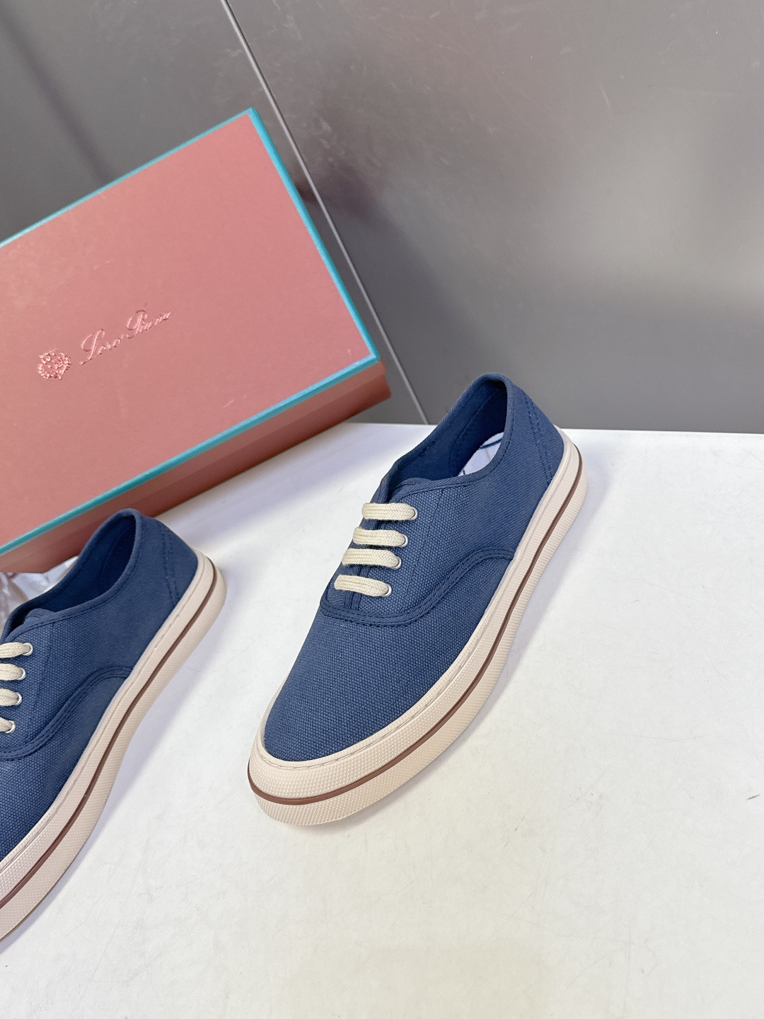 Loro Piana诺悠翩雅春夏最新情侣款帆布鞋超多明星网红种草 意大利顶级奢侈品牌LP。 以顶级羊绒 