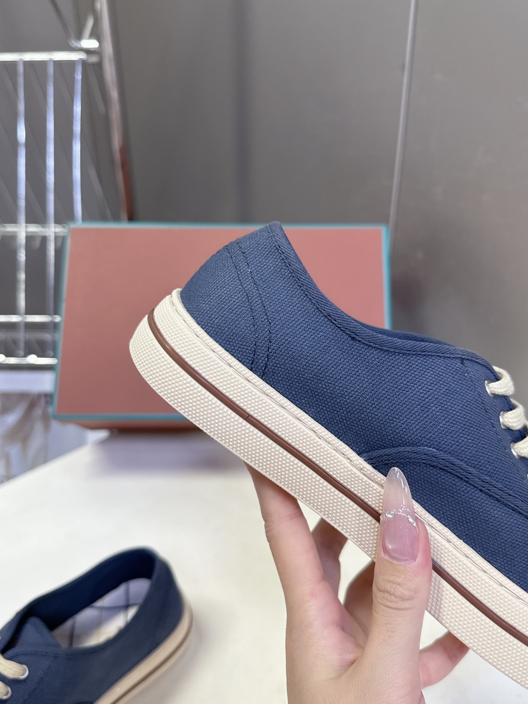 Loro Piana诺悠翩雅春夏最新情侣款帆布鞋超多明星网红种草 意大利顶级奢侈品牌LP。 以顶级羊绒 