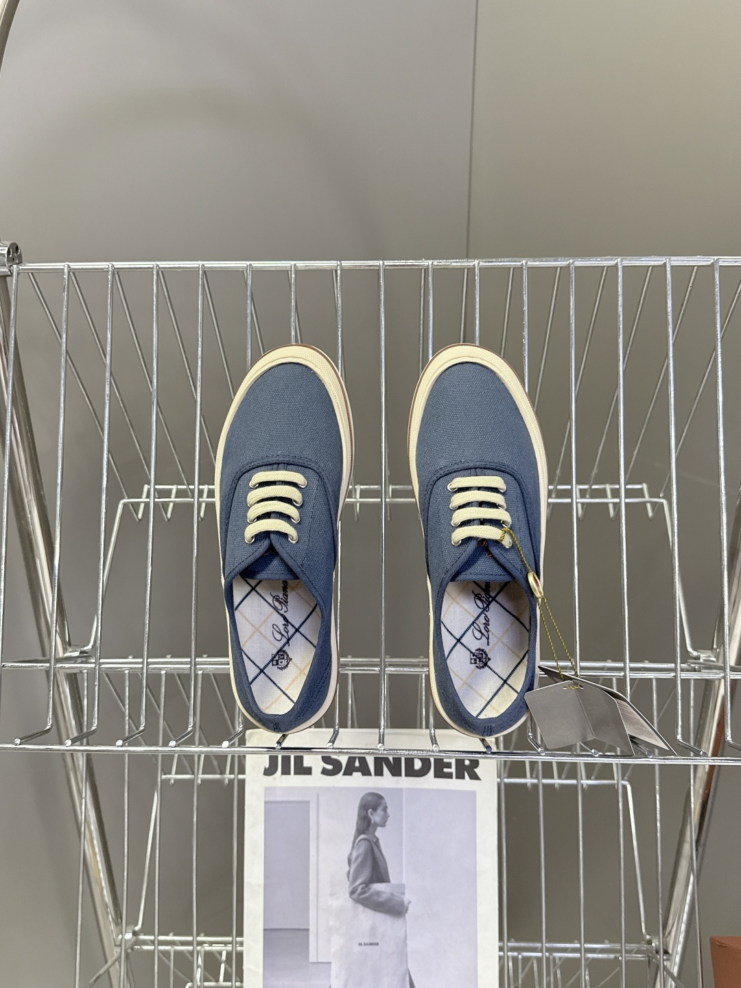 Loro Piana诺悠翩雅春夏最新情侣款帆布鞋超多明星网红种草 意大利顶级奢侈品牌LP。 以顶级羊绒 