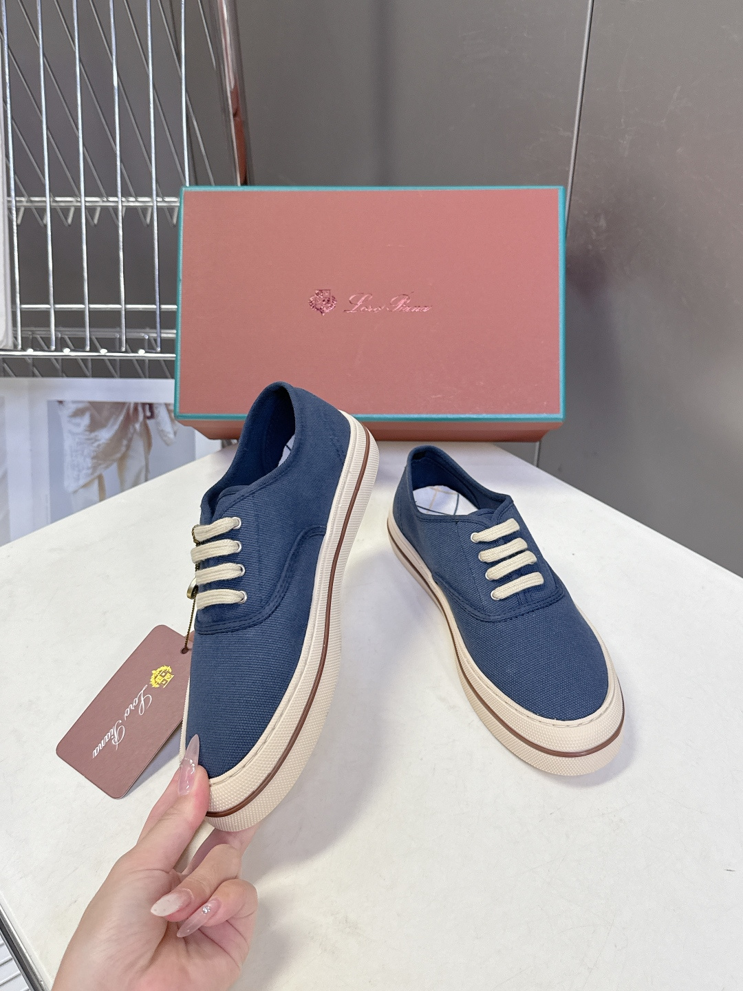 Loro Piana诺悠翩雅春夏最新情侣款帆布鞋超多明星网红种草 意大利顶级奢侈品牌LP。 以顶级羊绒 