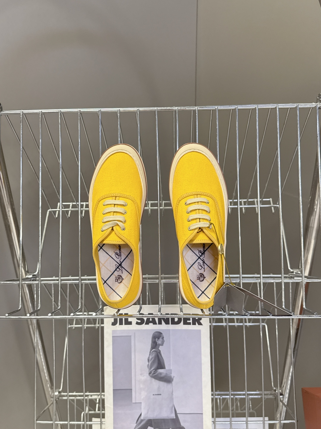 Loro Piana诺悠翩雅春夏最新情侣款帆布鞋超多明星网红种草 意大利顶级奢侈品牌LP。 以顶级羊绒 