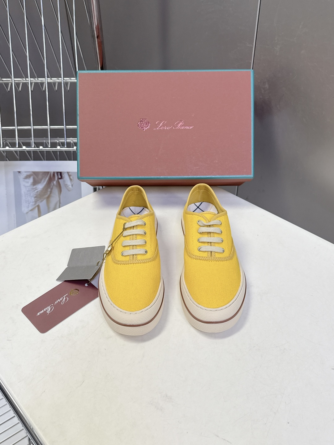 Loro Piana诺悠翩雅春夏最新情侣款帆布鞋超多明星网红种草 意大利顶级奢侈品牌LP。 以顶级羊绒 