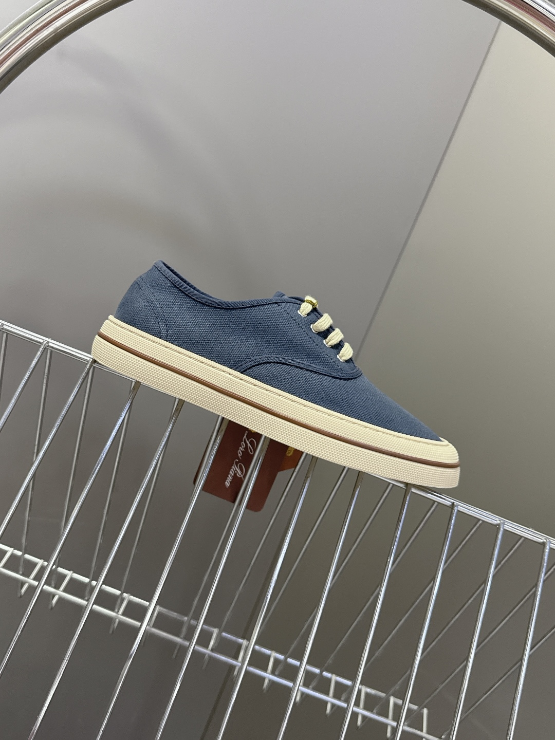 Loro Piana诺悠翩雅春夏最新情侣款帆布鞋超多明星网红种草 意大利顶级奢侈品牌LP。 以顶级羊绒 