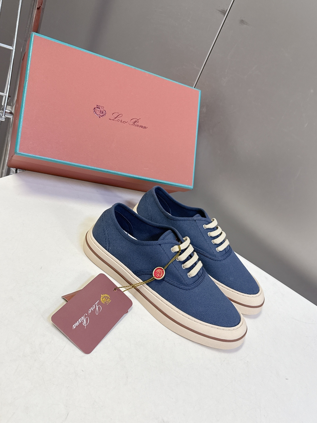 Loro Piana诺悠翩雅春夏最新情侣款帆布鞋超多明星网红种草 意大利顶级奢侈品牌LP。 以顶级羊绒 