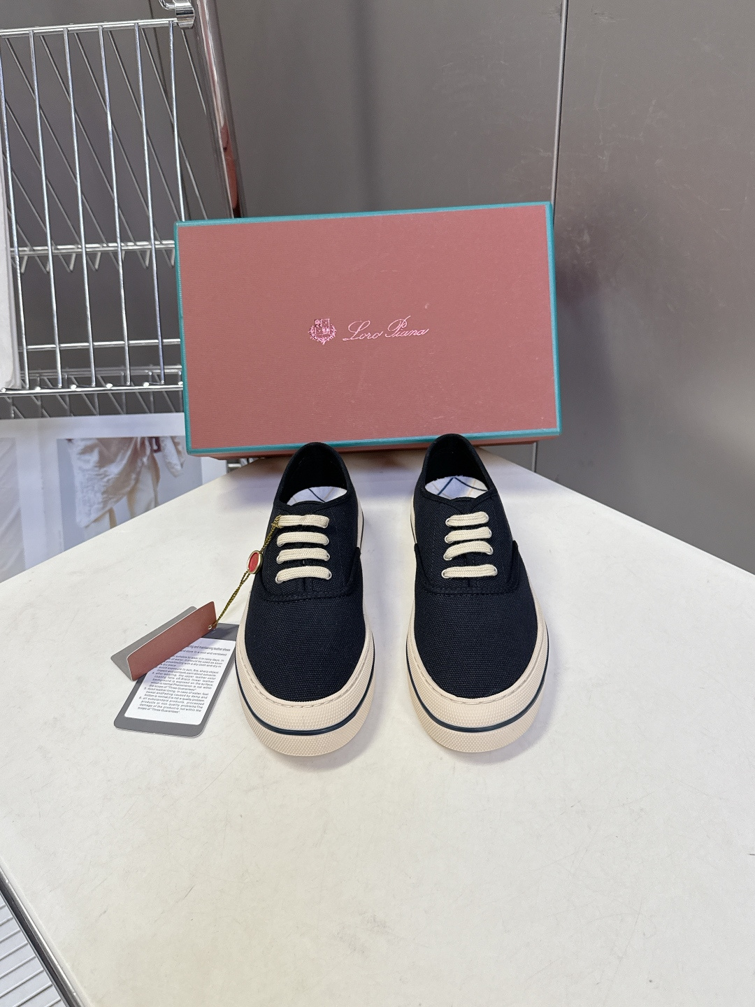 Loro Piana诺悠翩雅春夏最新情侣款帆布鞋超多明星网红种草 意大利顶级奢侈品牌LP。 以顶级羊绒 