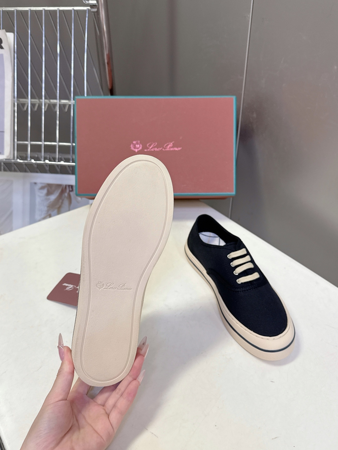 Loro Piana诺悠翩雅春夏最新情侣款帆布鞋超多明星网红种草 意大利顶级奢侈品牌LP。 以顶级羊绒 