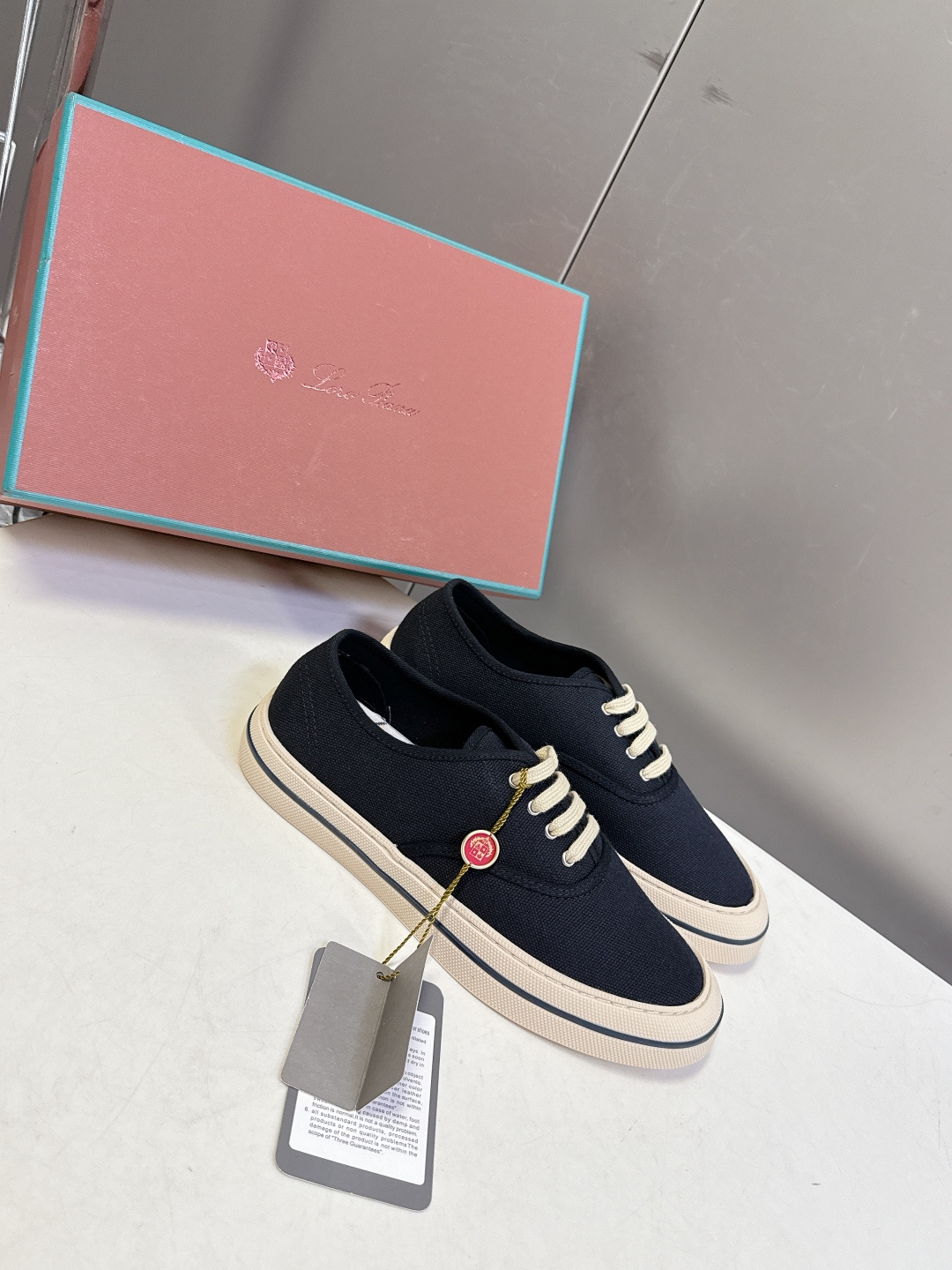 Loro Piana诺悠翩雅春夏最新情侣款帆布鞋超多明星网红种草 意大利顶级奢侈品牌LP。 以顶级羊绒 