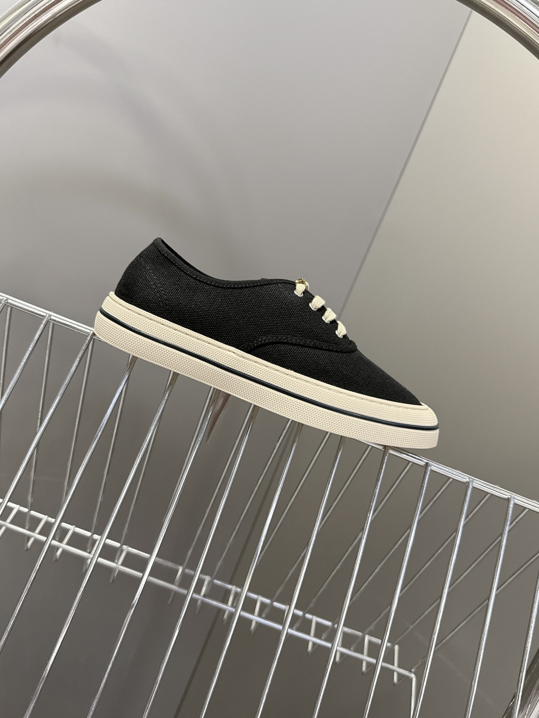 Loro Piana诺悠翩雅春夏最新情侣款帆布鞋超多明星网红种草 意大利顶级奢侈品牌LP。 以顶级羊绒 