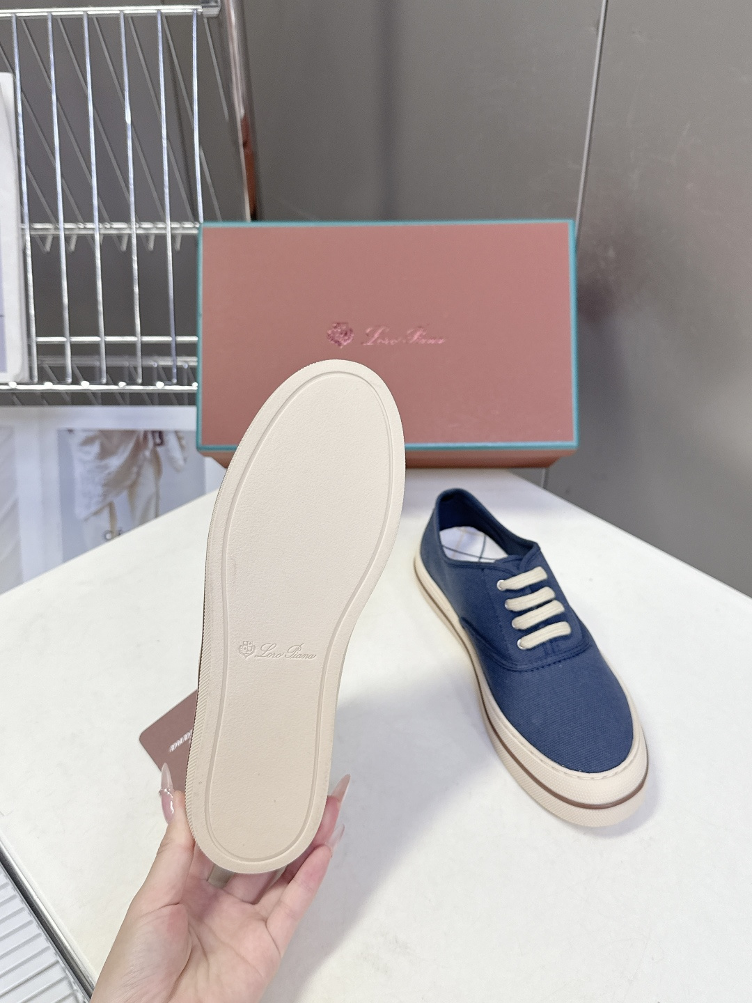 Loro Piana诺悠翩雅春夏最新情侣款帆布鞋超多明星网红种草 意大利顶级奢侈品牌LP。 以顶级羊绒 