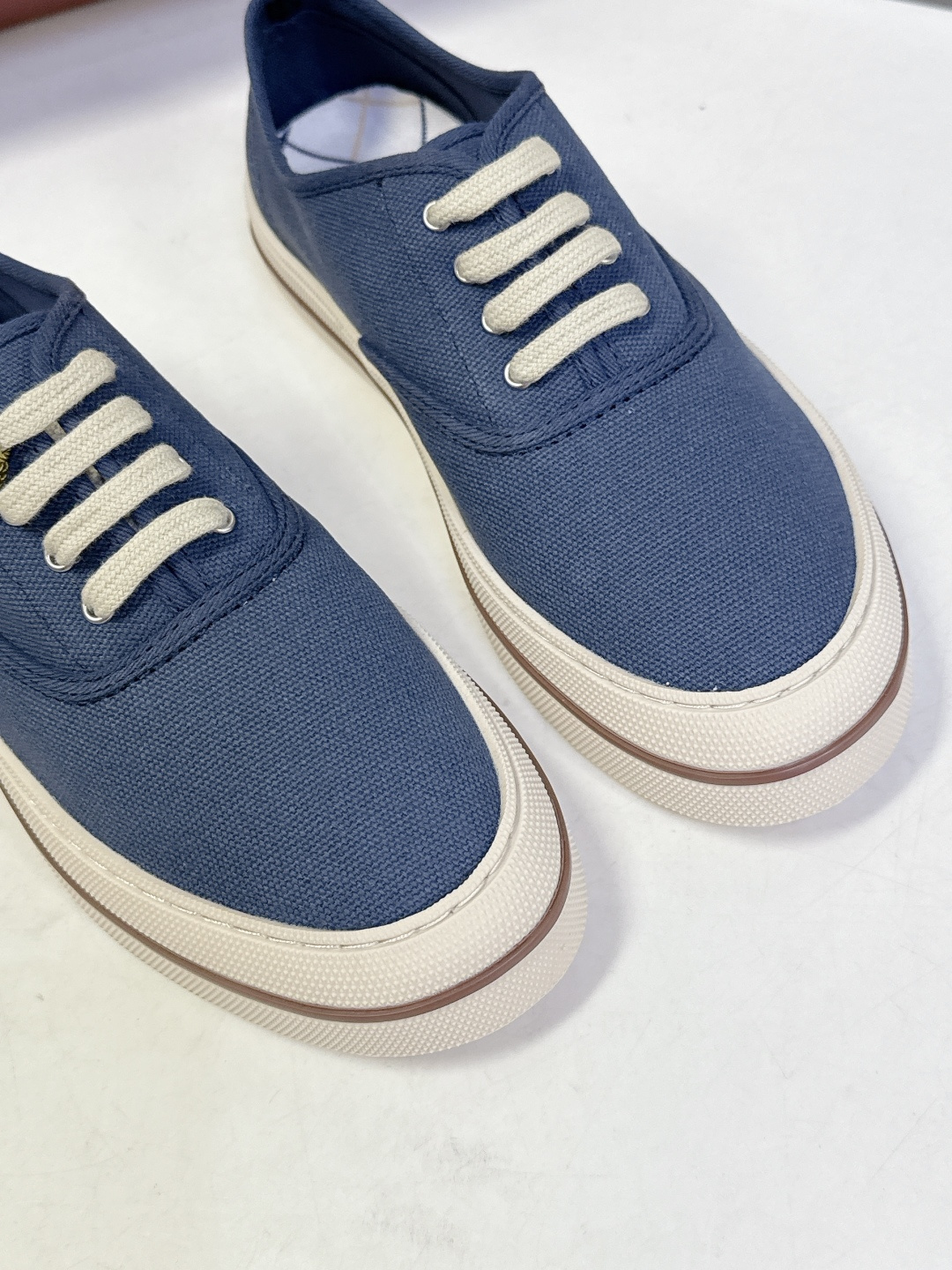 Loro Piana诺悠翩雅春夏最新情侣款帆布鞋超多明星网红种草 意大利顶级奢侈品牌LP。 以顶级羊绒 