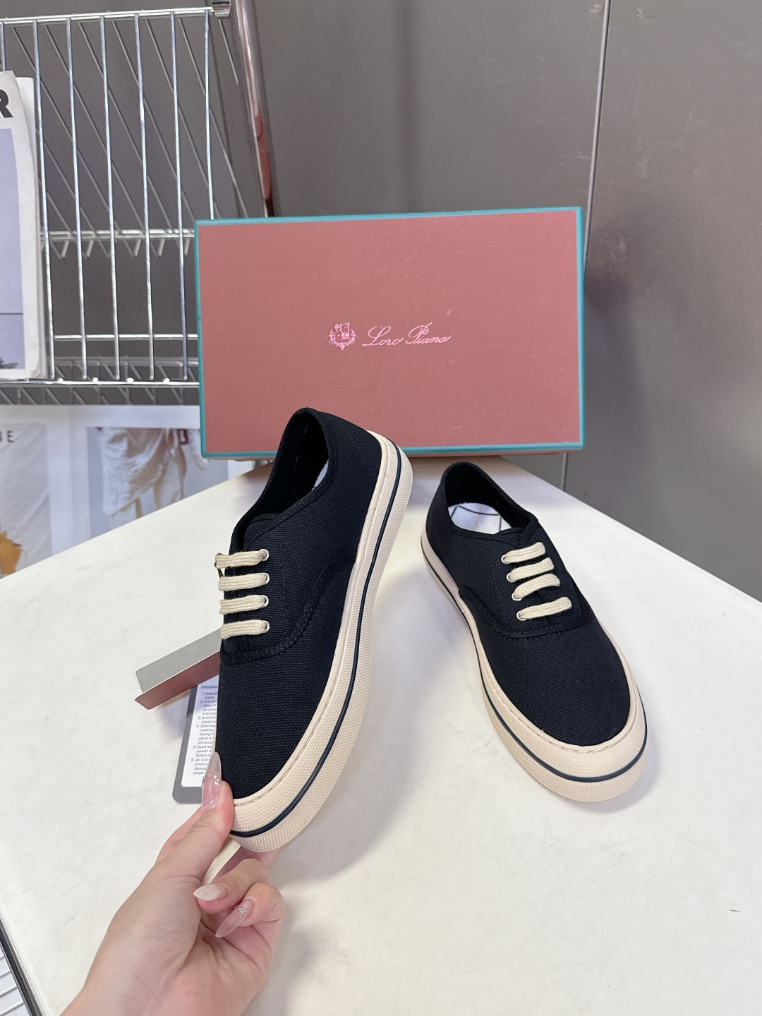 Loro Piana诺悠翩雅春夏最新情侣款帆布鞋超多明星网红种草 意大利顶级奢侈品牌LP。 以顶级羊绒 