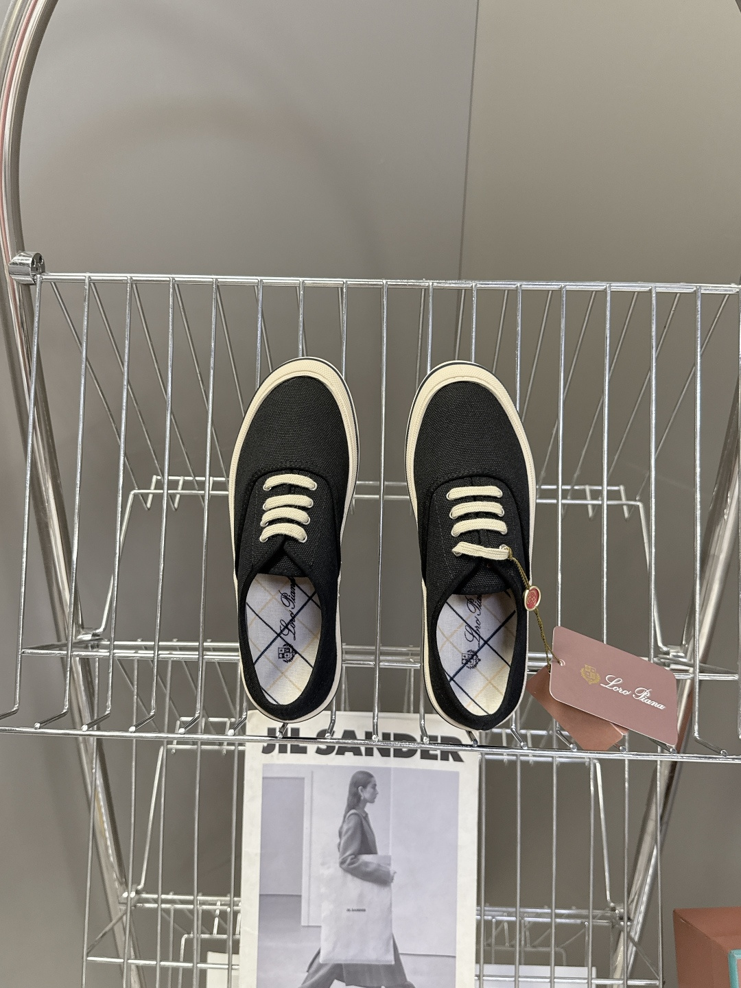 Loro Piana诺悠翩雅春夏最新情侣款帆布鞋超多明星网红种草 意大利顶级奢侈品牌LP。 以顶级羊绒 