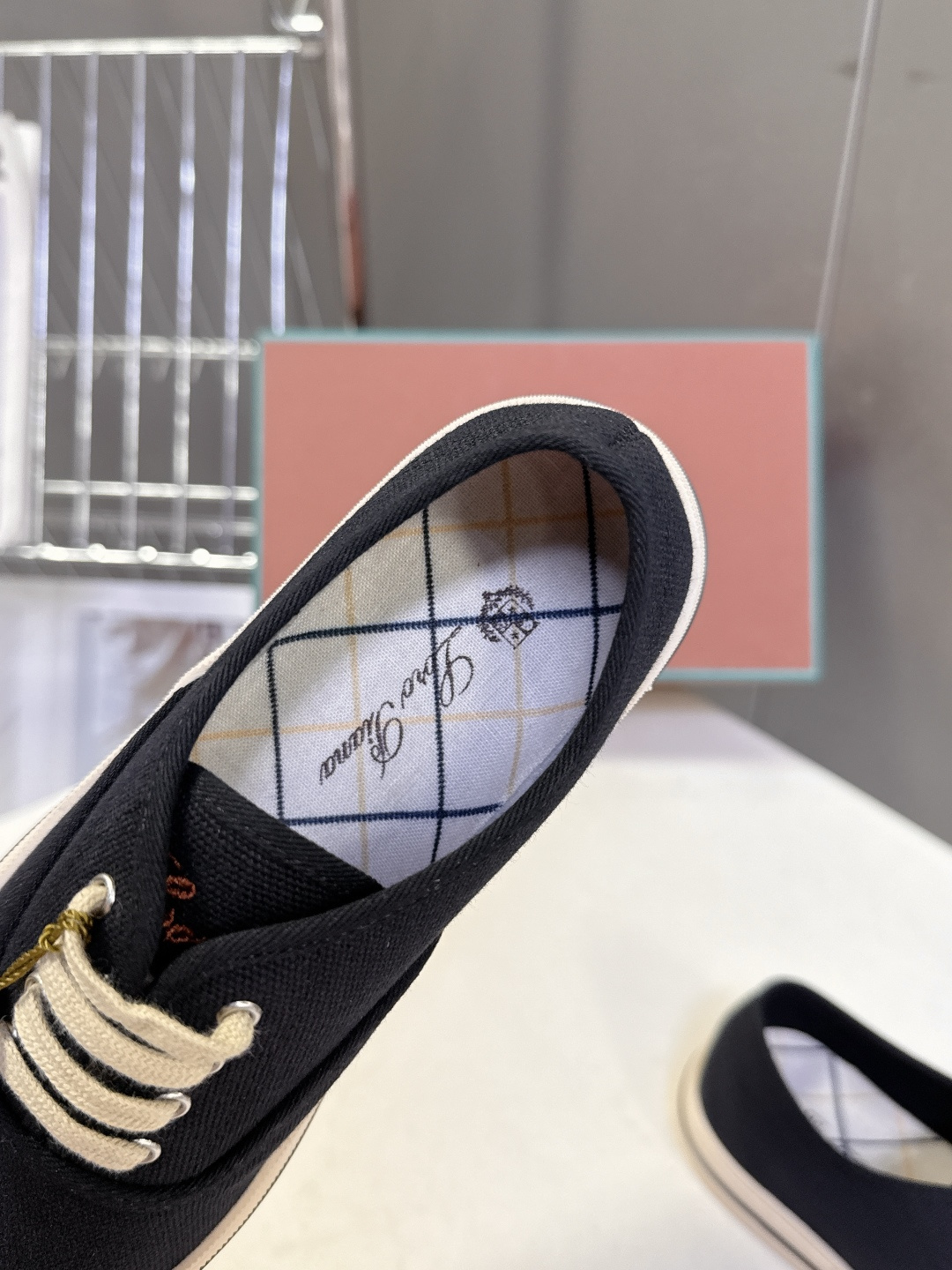 Loro Piana诺悠翩雅春夏最新情侣款帆布鞋超多明星网红种草 意大利顶级奢侈品牌LP。 以顶级羊绒 