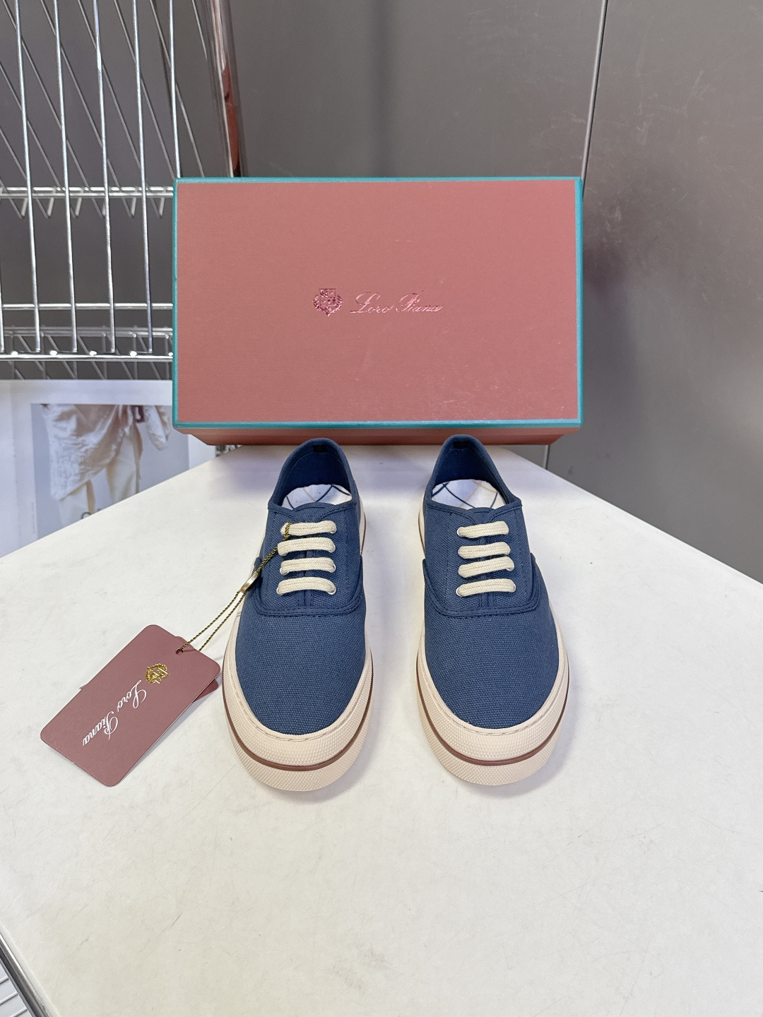 Loro Piana诺悠翩雅春夏最新情侣款帆布鞋超多明星网红种草 意大利顶级奢侈品牌LP。 以顶级羊绒 