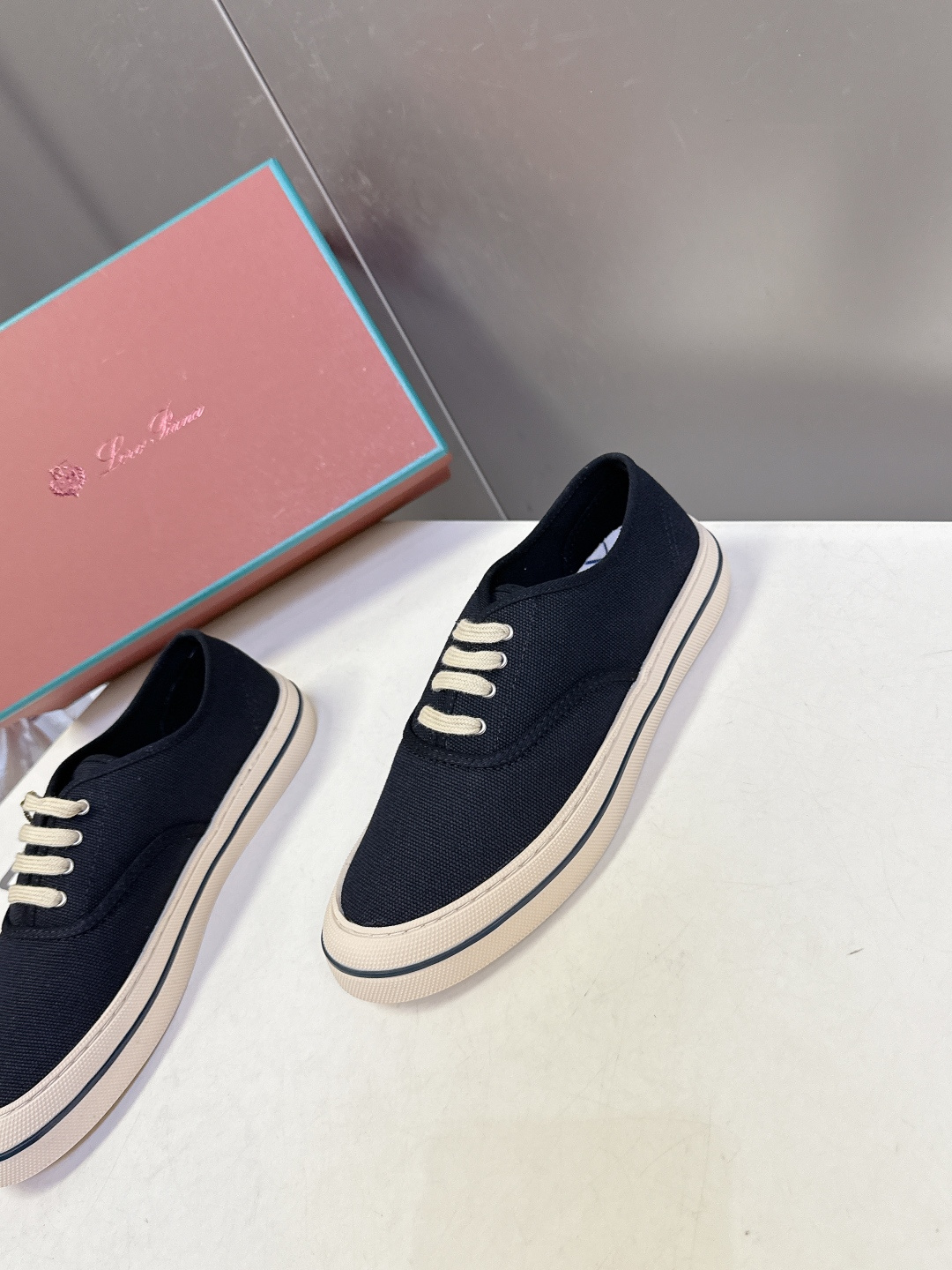 Loro Piana诺悠翩雅春夏最新情侣款帆布鞋超多明星网红种草 意大利顶级奢侈品牌LP。 以顶级羊绒 