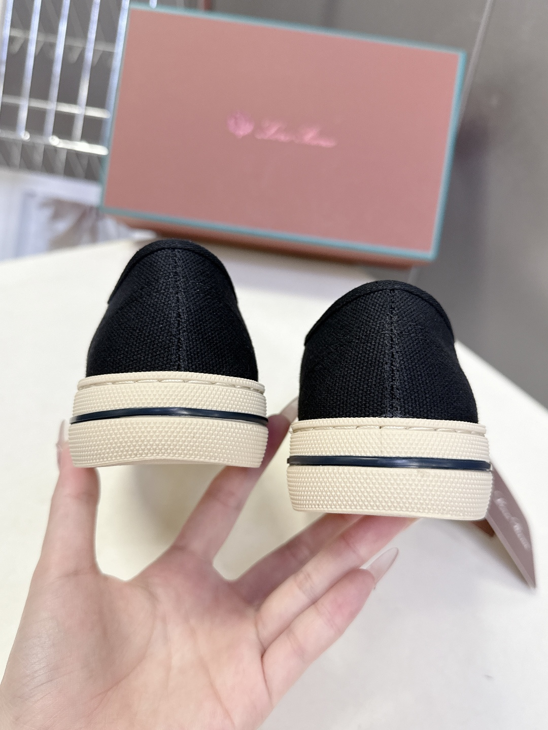 Loro Piana诺悠翩雅春夏最新情侣款帆布鞋超多明星网红种草 意大利顶级奢侈品牌LP。 以顶级羊绒 