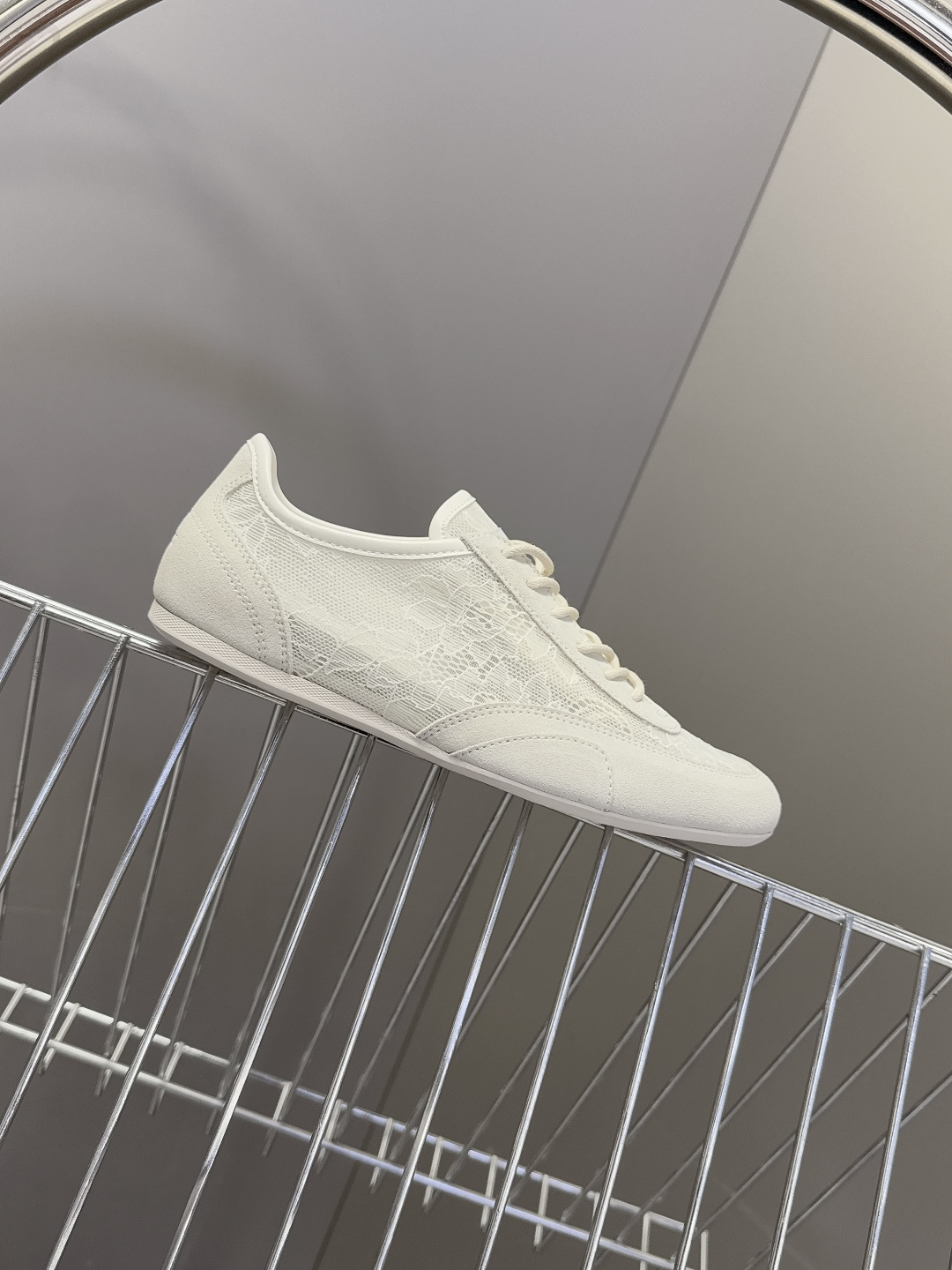 Jimmy Choo吉米周Sunny蕾丝德训休闲鞋超多明星网红种草 鞋面采用花卉蕾丝+麂皮/皮革拼接 透