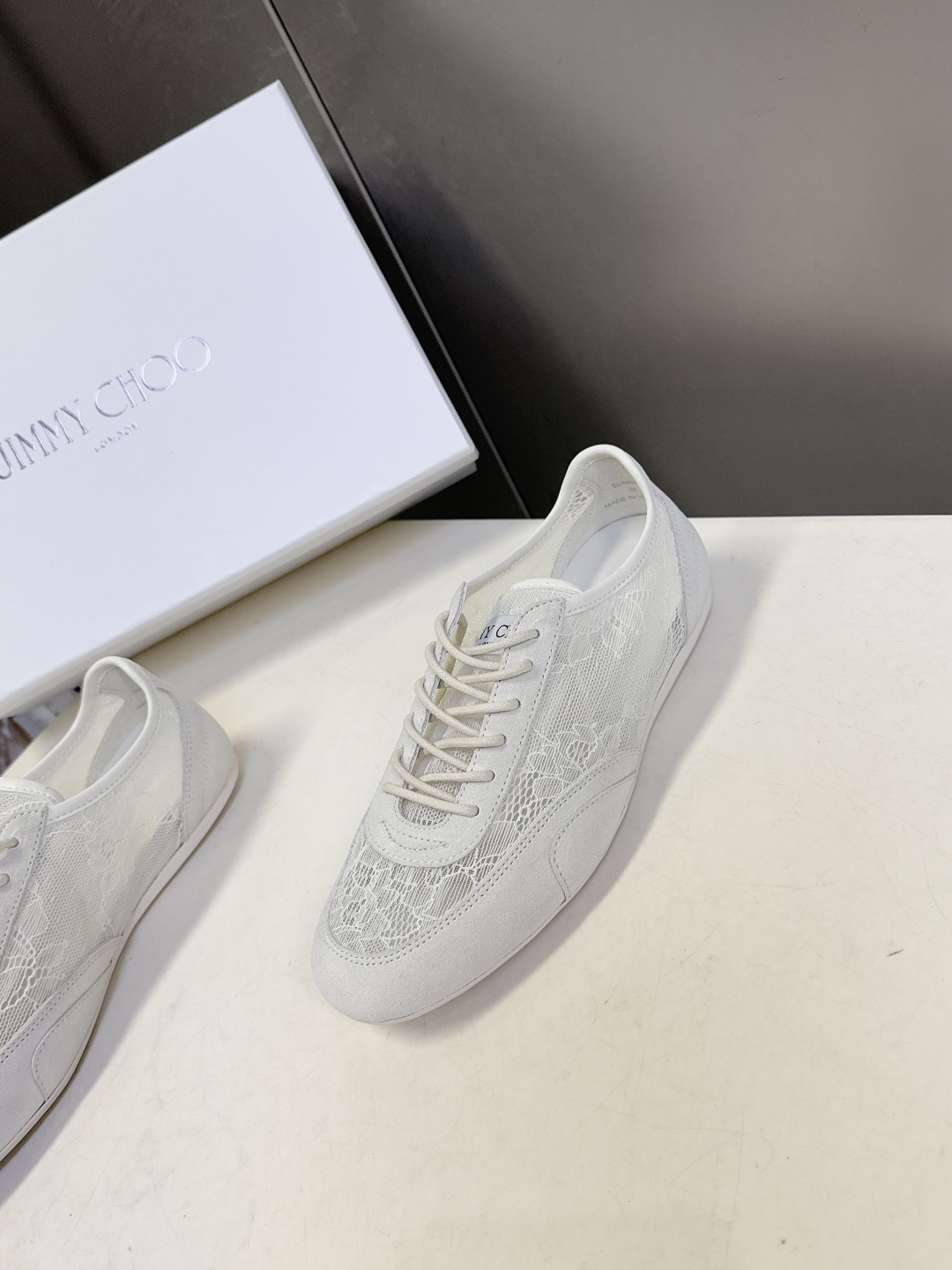 Jimmy Choo吉米周Sunny蕾丝德训休闲鞋超多明星网红种草 鞋面采用花卉蕾丝+麂皮/皮革拼接 透