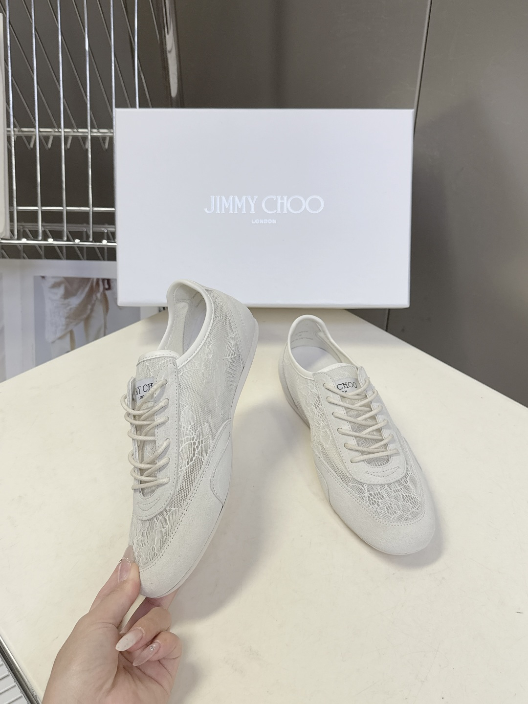 Jimmy Choo吉米周Sunny蕾丝德训休闲鞋超多明星网红种草 鞋面采用花卉蕾丝+麂皮/皮革拼接 透