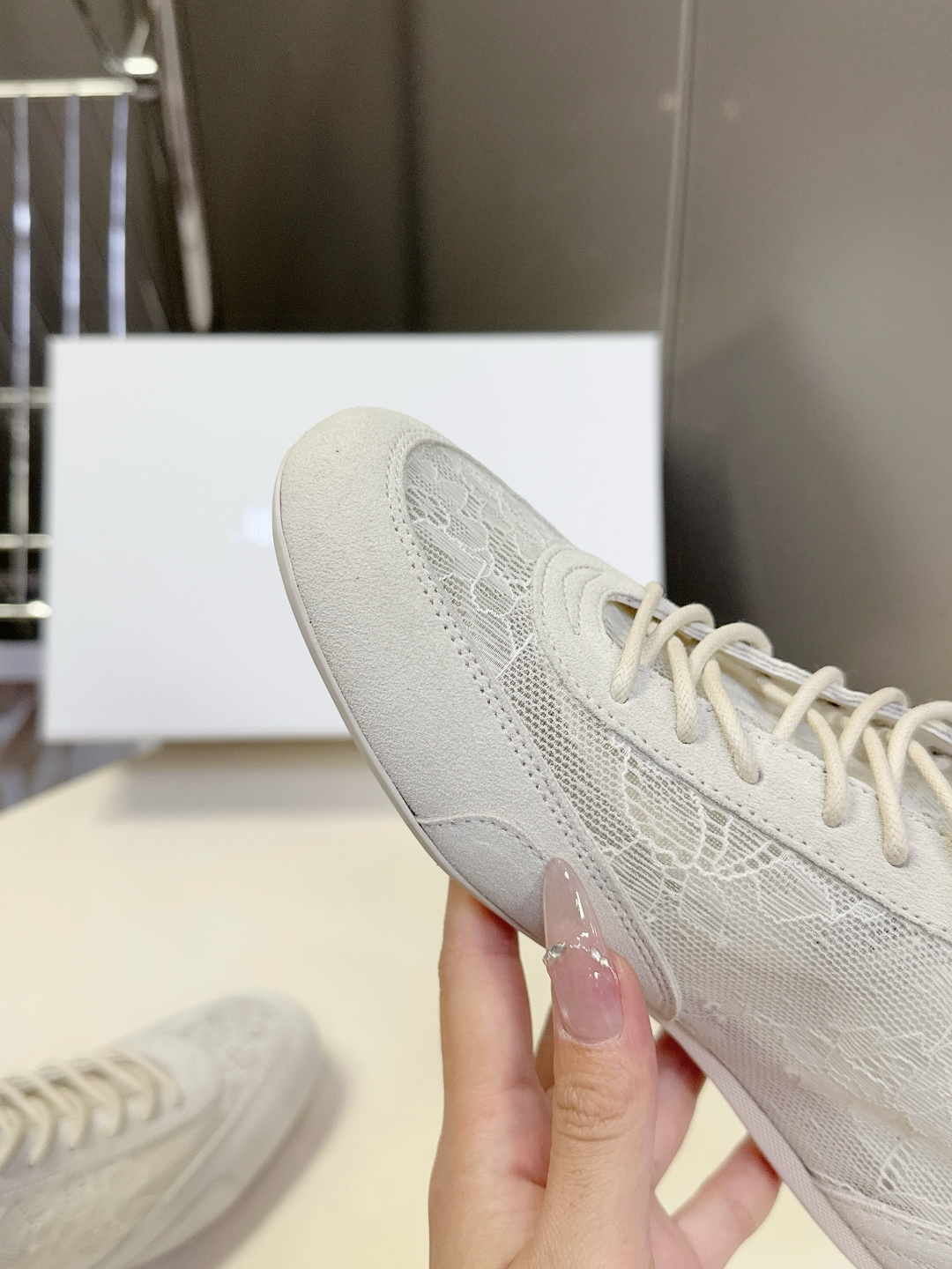 Jimmy Choo吉米周Sunny蕾丝德训休闲鞋超多明星网红种草 鞋面采用花卉蕾丝+麂皮/皮革拼接 透