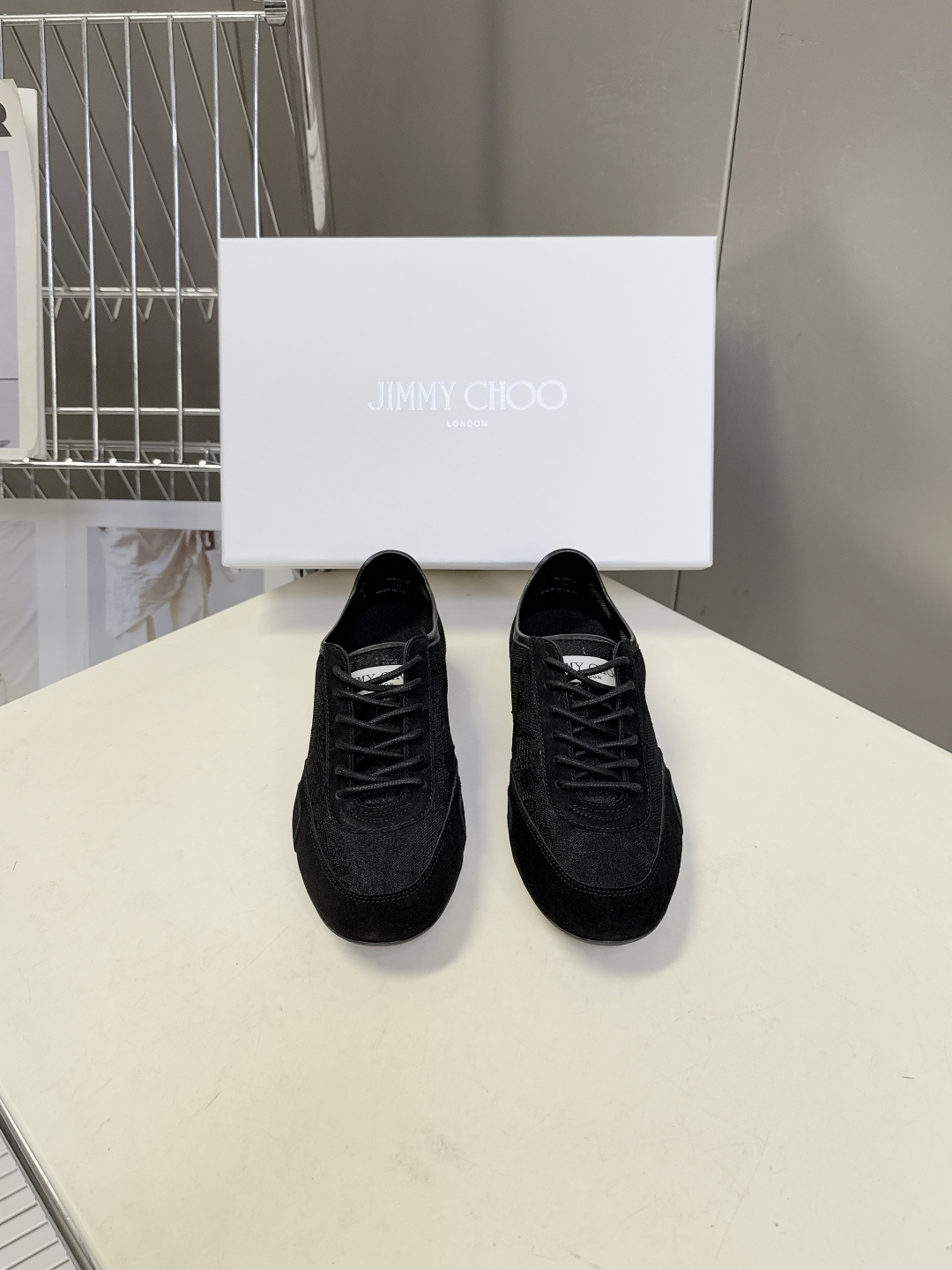 Jimmy Choo吉米周Sunny蕾丝德训休闲鞋超多明星网红种草 鞋面采用花卉蕾丝+麂皮/皮革拼接 透