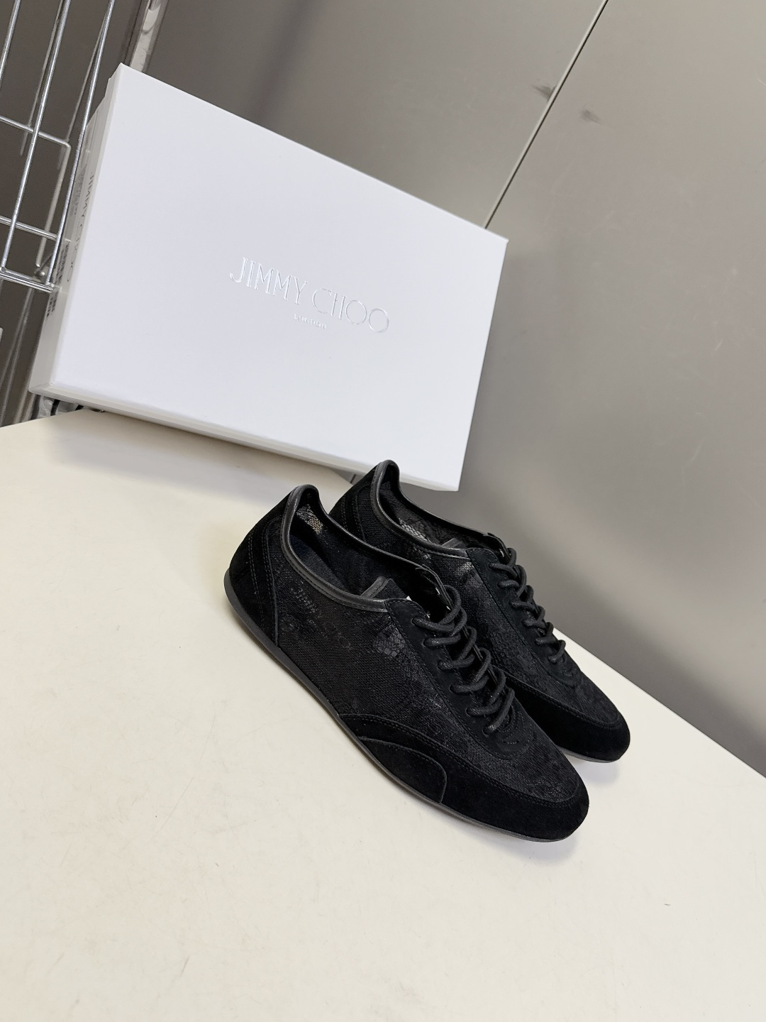 Jimmy Choo吉米周Sunny蕾丝德训休闲鞋超多明星网红种草 鞋面采用花卉蕾丝+麂皮/皮革拼接 透