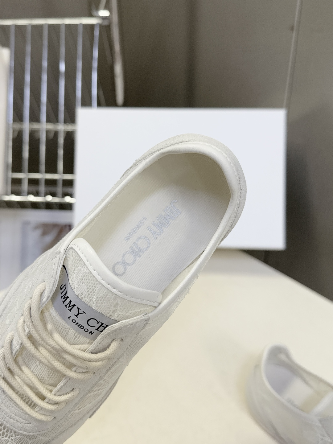 Jimmy Choo吉米周Sunny蕾丝德训休闲鞋超多明星网红种草 鞋面采用花卉蕾丝+麂皮/皮革拼接 透