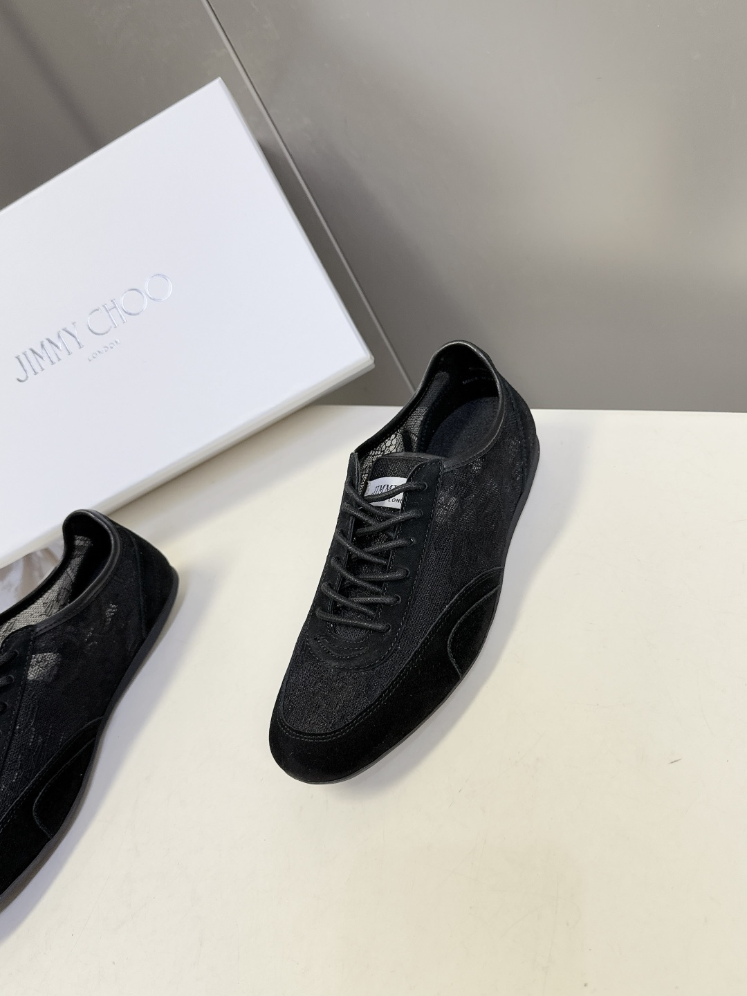 Jimmy Choo吉米周Sunny蕾丝德训休闲鞋超多明星网红种草 鞋面采用花卉蕾丝+麂皮/皮革拼接 透