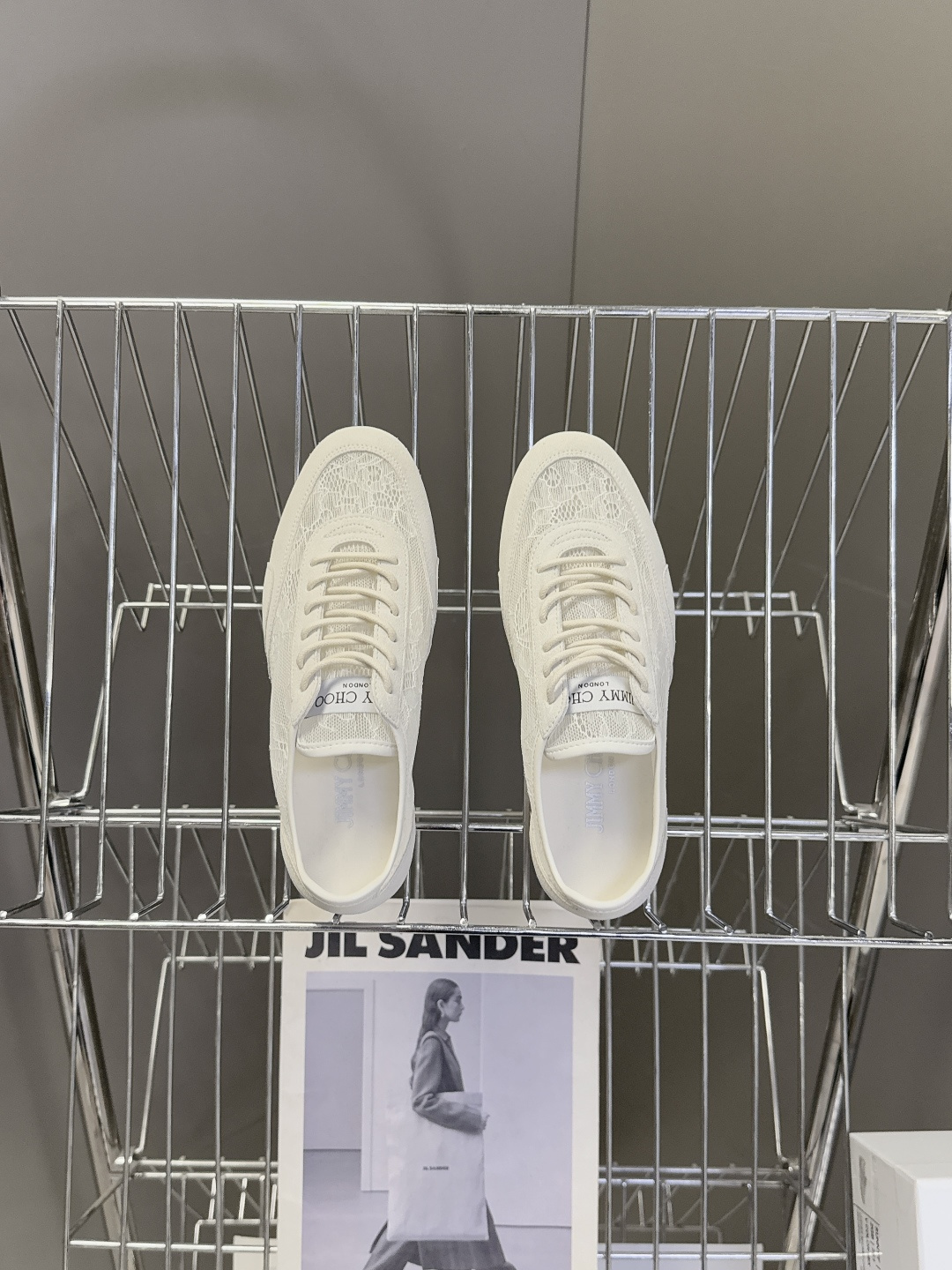 Jimmy Choo吉米周Sunny蕾丝德训休闲鞋超多明星网红种草 鞋面采用花卉蕾丝+麂皮/皮革拼接 透