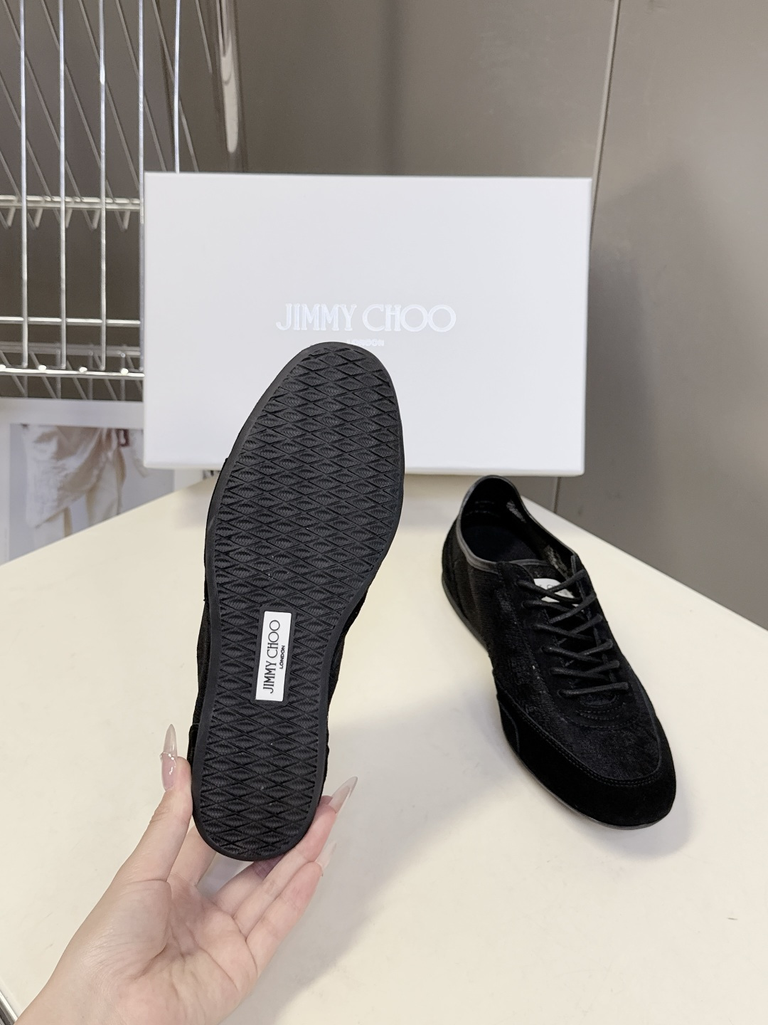 Jimmy Choo吉米周Sunny蕾丝德训休闲鞋超多明星网红种草 鞋面采用花卉蕾丝+麂皮/皮革拼接 透