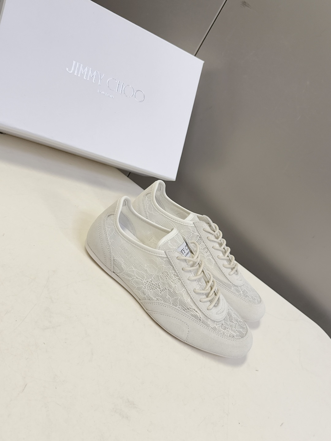 Jimmy Choo吉米周Sunny蕾丝德训休闲鞋超多明星网红种草 鞋面采用花卉蕾丝+麂皮/皮革拼接 透