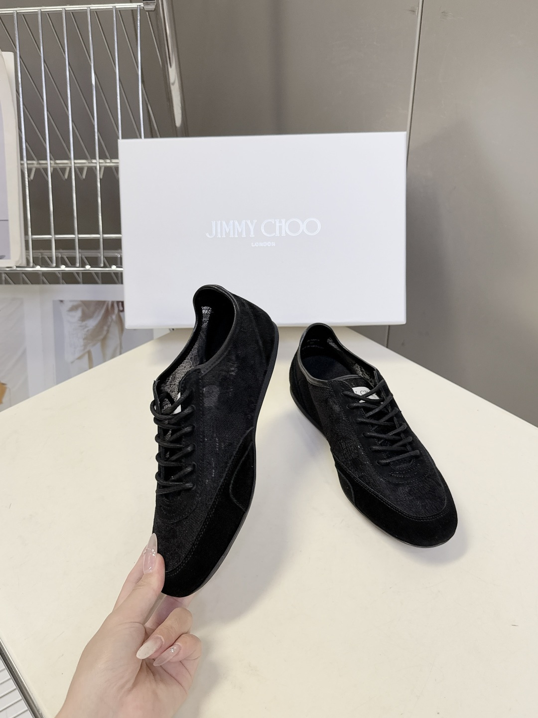 Jimmy Choo吉米周Sunny蕾丝德训休闲鞋超多明星网红种草 鞋面采用花卉蕾丝+麂皮/皮革拼接 透