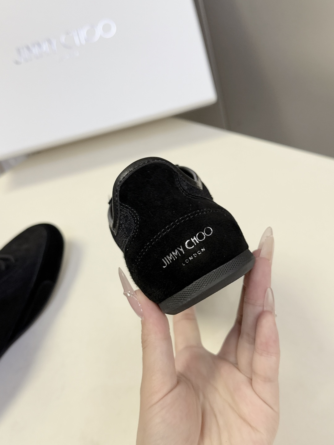 Jimmy Choo吉米周Sunny蕾丝德训休闲鞋超多明星网红种草 鞋面采用花卉蕾丝+麂皮/皮革拼接 透