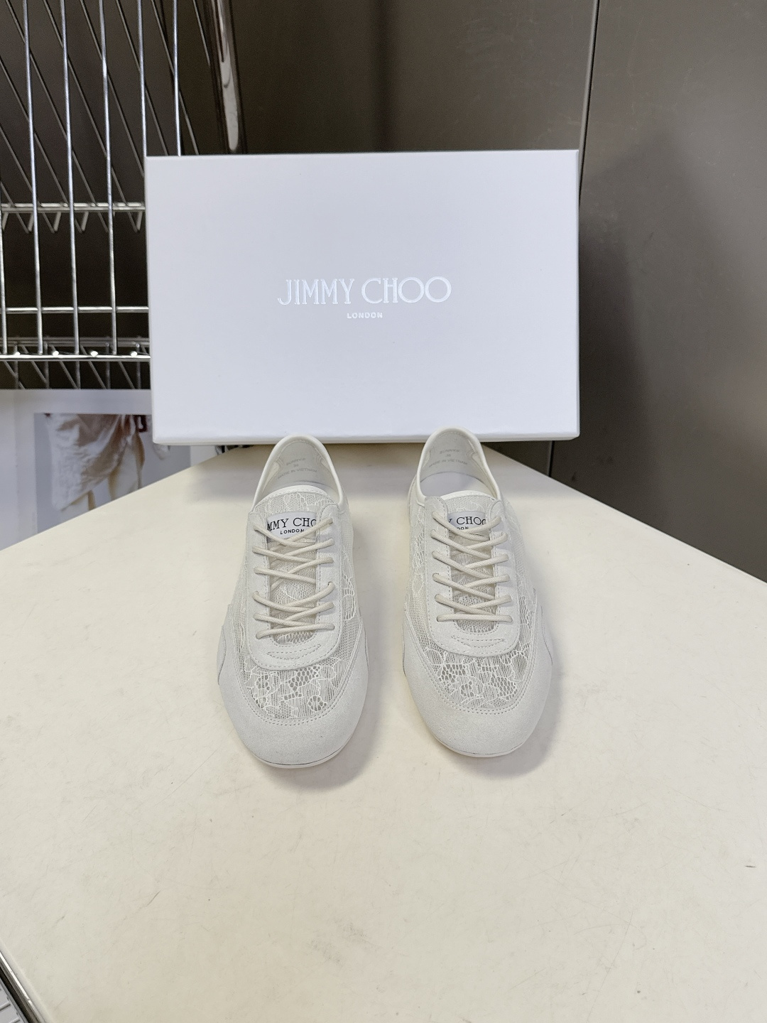 Jimmy Choo吉米周Sunny蕾丝德训休闲鞋超多明星网红种草 鞋面采用花卉蕾丝+麂皮/皮革拼接 透