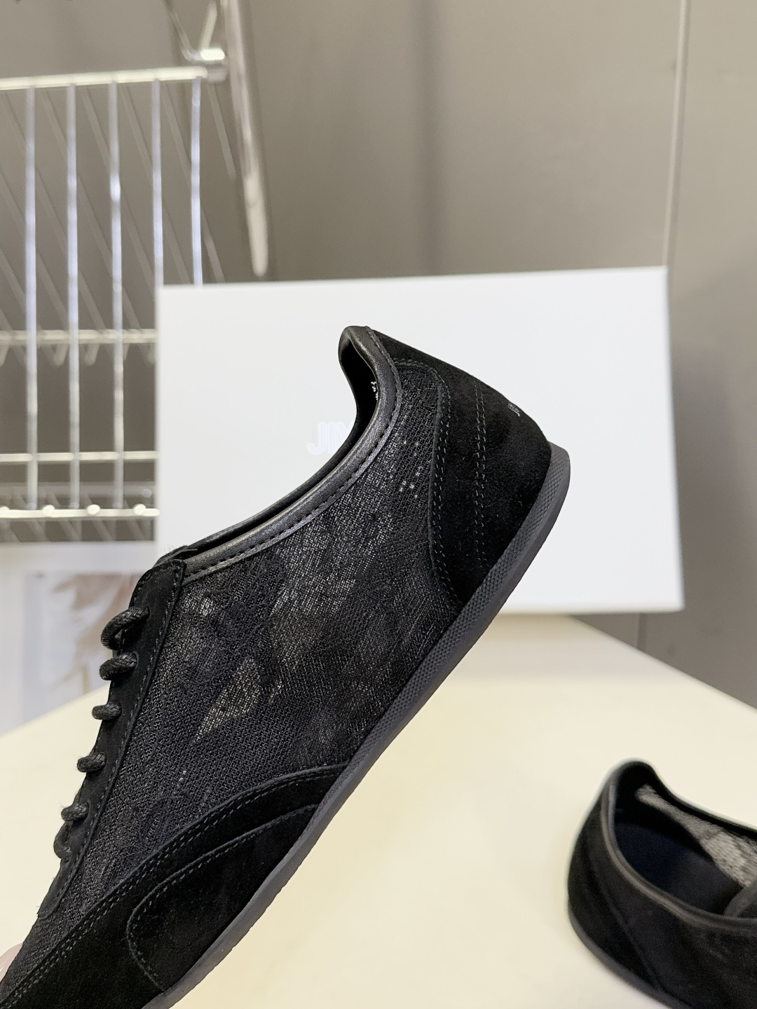 Jimmy Choo吉米周Sunny蕾丝德训休闲鞋超多明星网红种草 鞋面采用花卉蕾丝+麂皮/皮革拼接 透