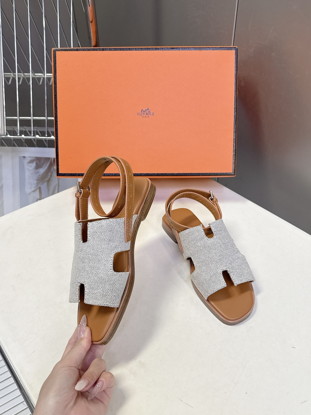 HERMES爱马仕春夏最新款H型凉鞋超多明星网红种草 这是爱马仕标志性的H型镂空设计凉鞋 是法式优雅与夏