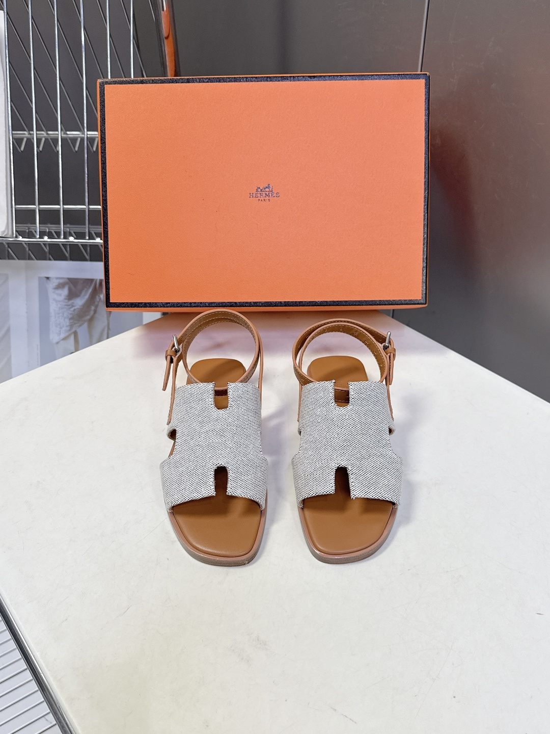 HERMES爱马仕春夏最新款H型凉鞋超多明星网红种草 这是爱马仕标志性的H型镂空设计凉鞋 是法式优雅与夏